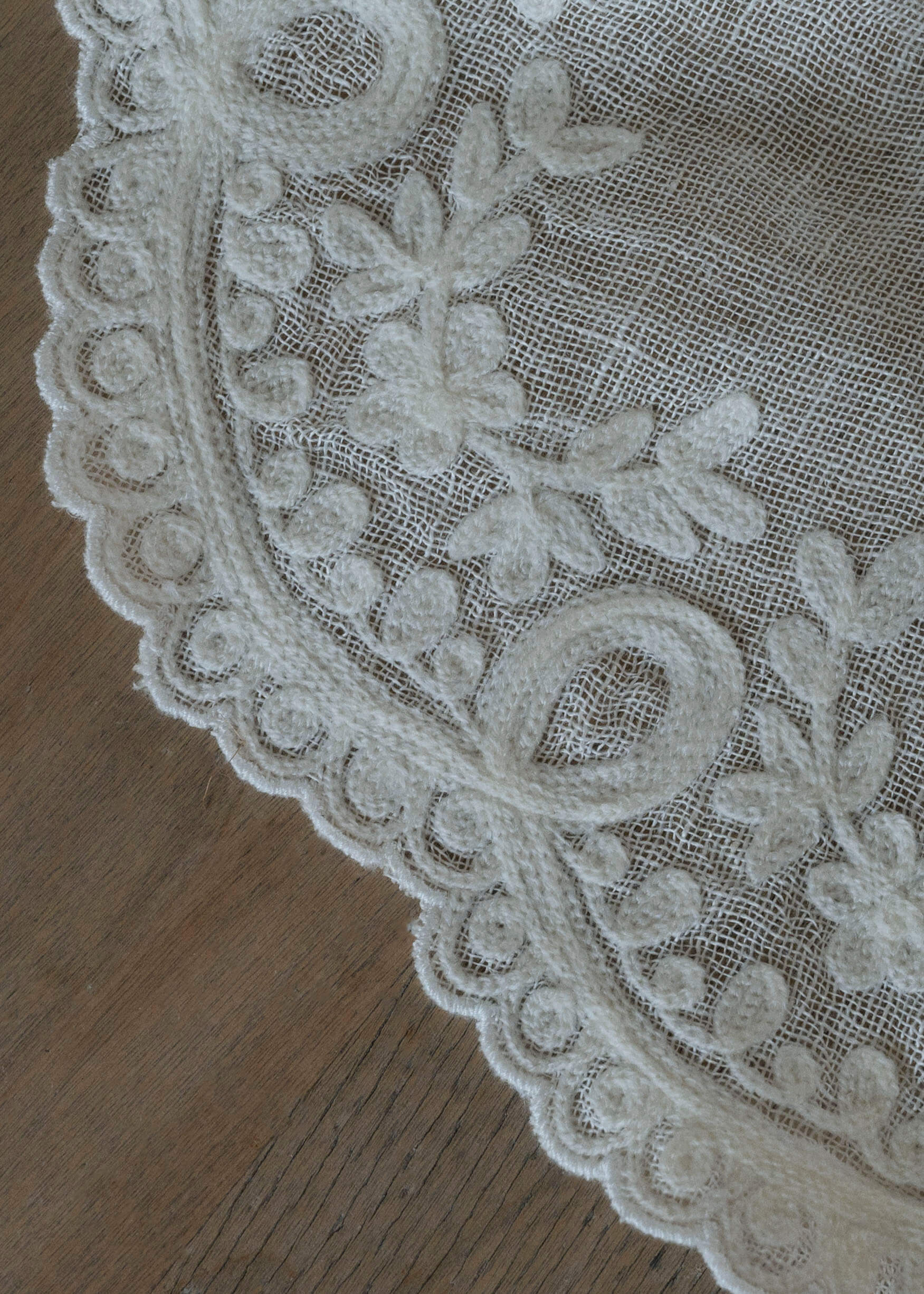 Heims broderet dækkeserviet