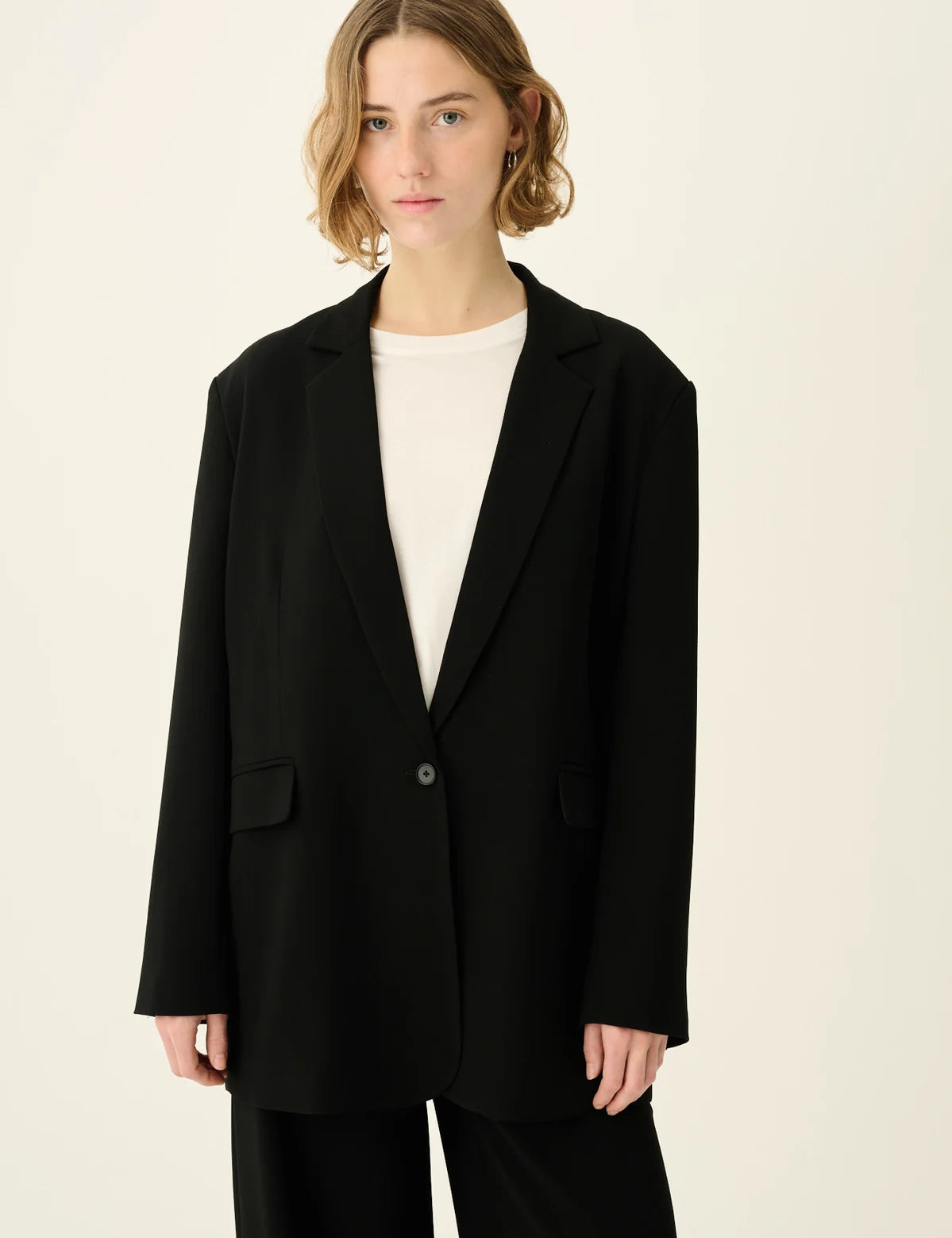 CICA_RECYCLED_HEAVY_CREPE-JACKETS-25-2_313_0018-BLACK_1199x1800_7e6b293a-fa64-4b92-9c32-0ec42afab50c.webp