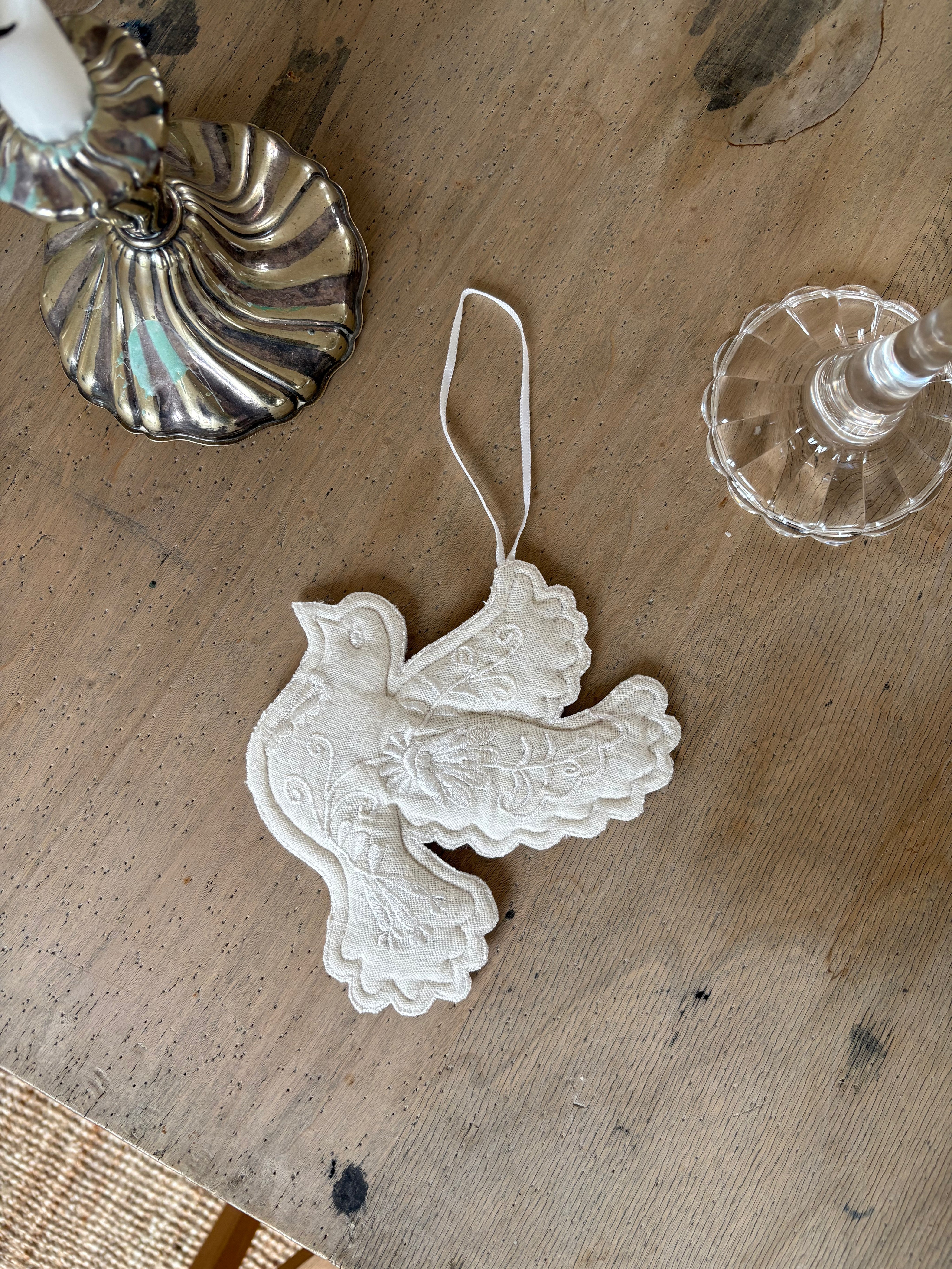 Broderet due ornament - stor