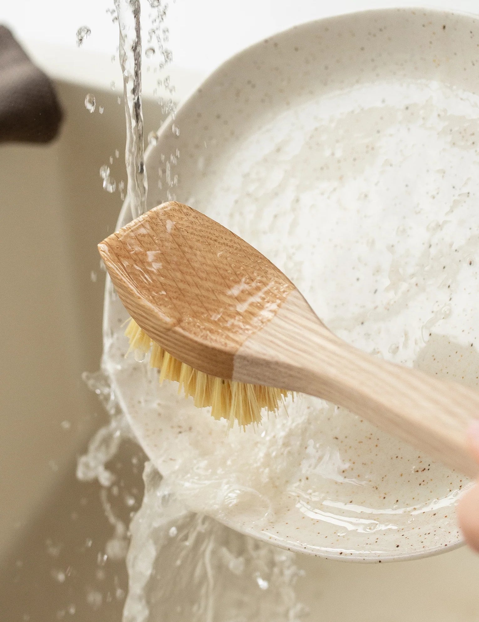 Oak_Dish_Brush_-_Tampico-Accessories-388-2.webp
