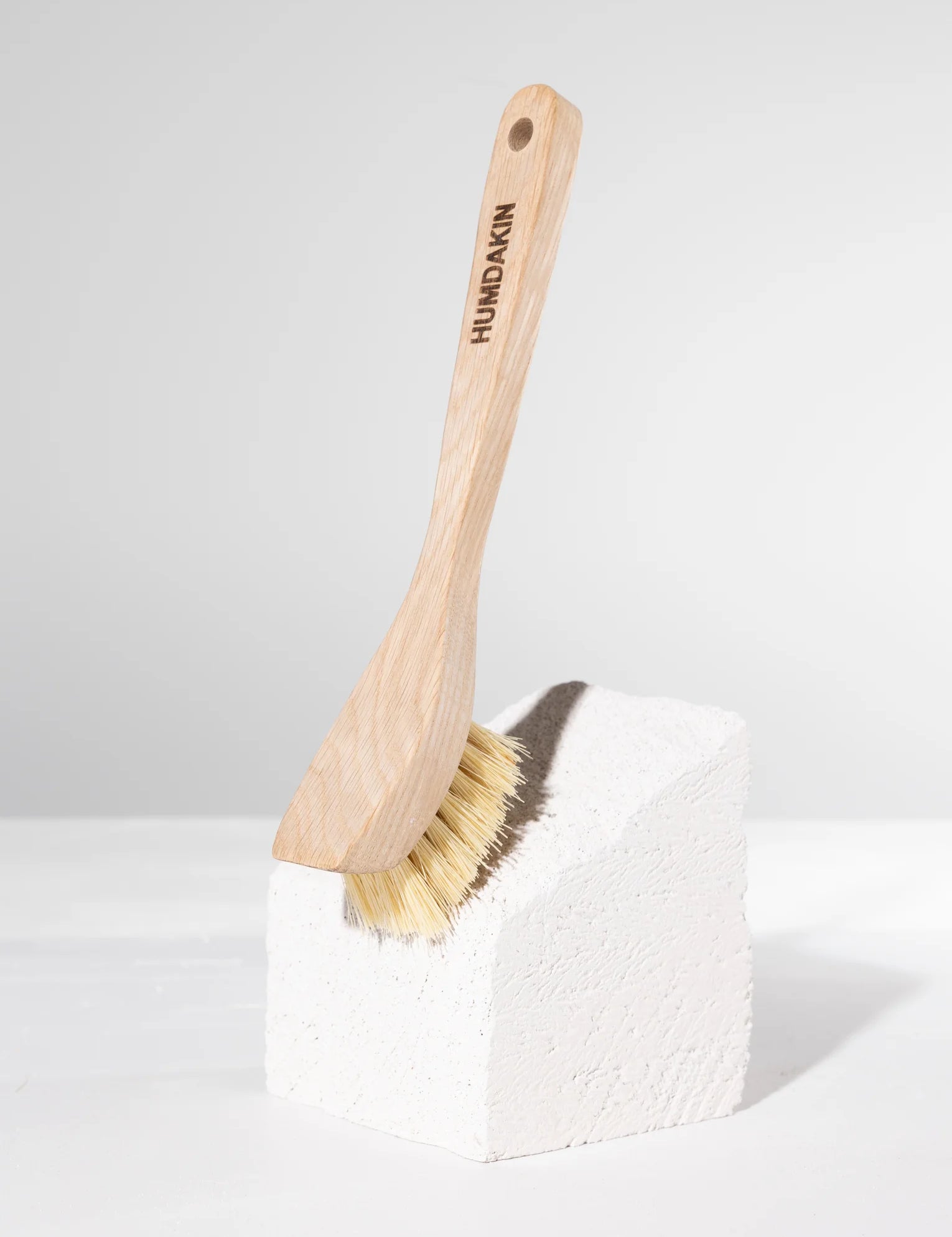 Oak_dish_brush_-_tampico-Accessories-388-00_Neutral_No_color-2_97c2545a-7368-46d4-9fcc-a6d4678e5f08.webp