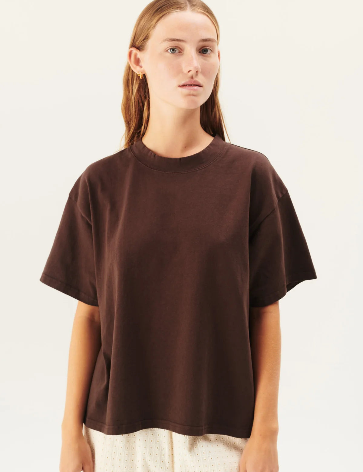 TORA_GARMENT_DYED_LIGHT_JERSEY-T-SHIRTS-25-2_403_0238-MULCH_BROWN_1199x1800_0d3b7ecc-df35-484d-bb6b-d47f955ae9c7.webp