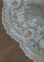 Heims broderet dækkeserviet