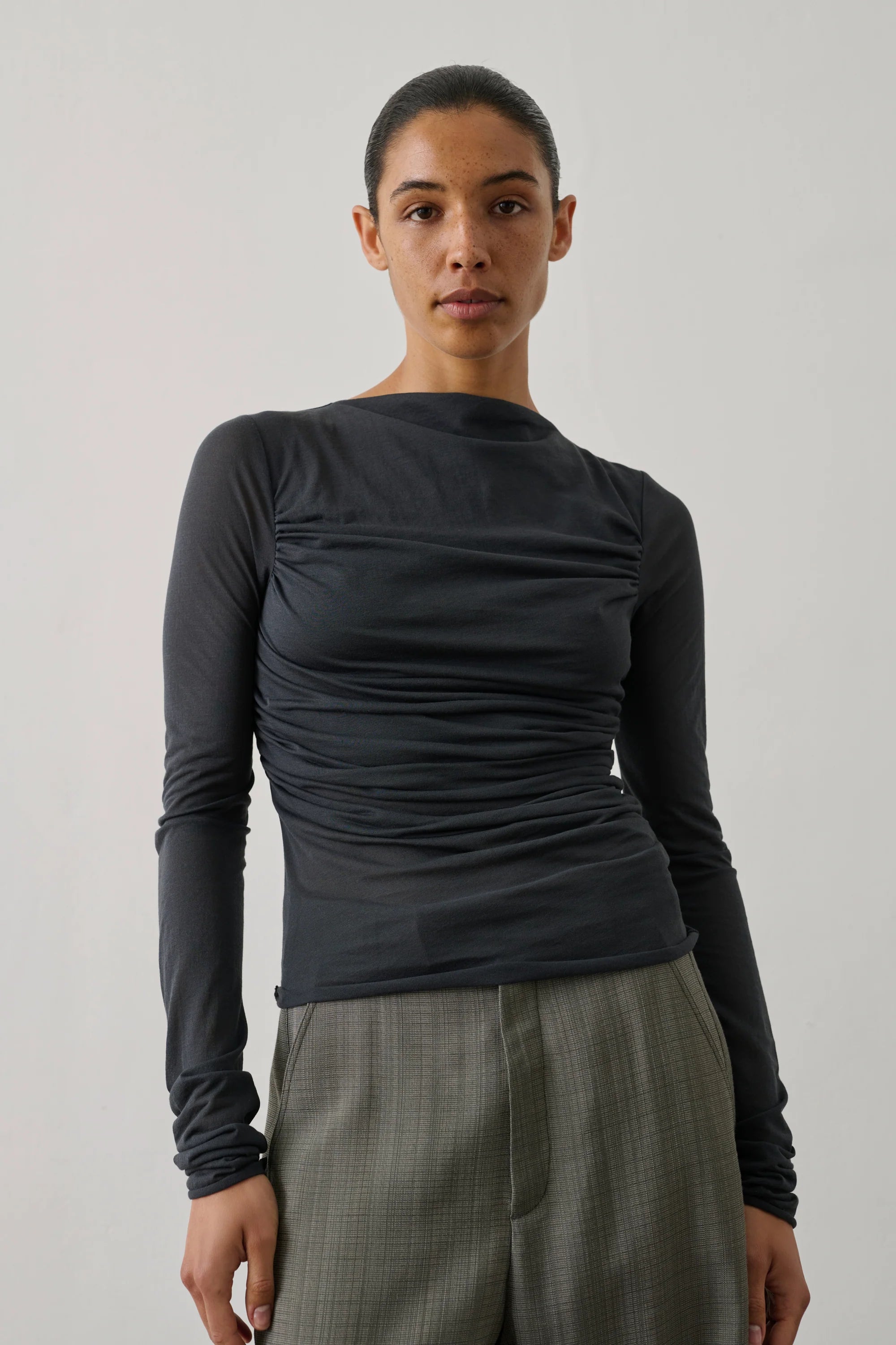 Gaia langærmet draperet bluse - mørkegrå