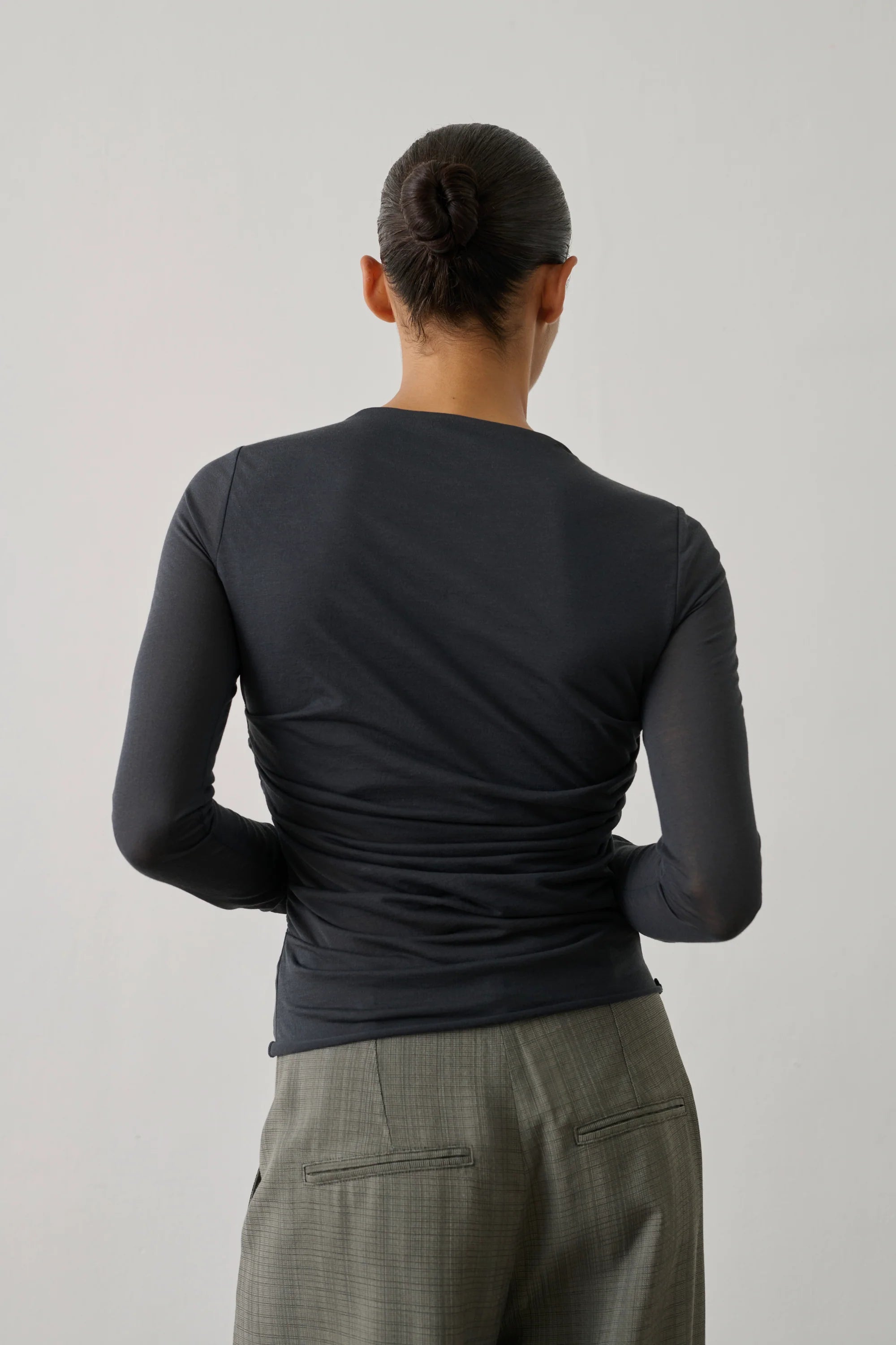 Gaia langærmet draperet bluse - mørkegrå