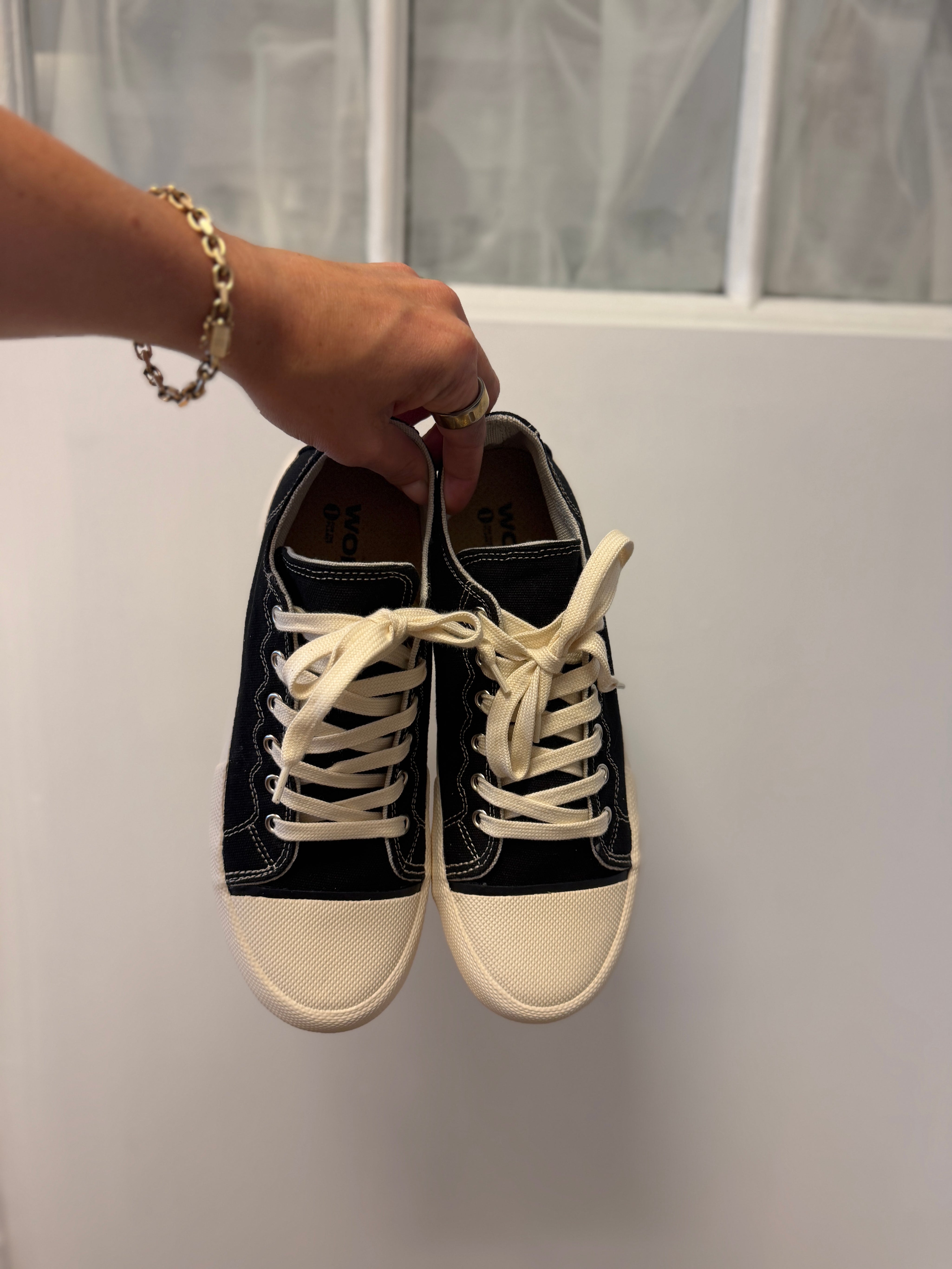 Wollow Dolores - Black