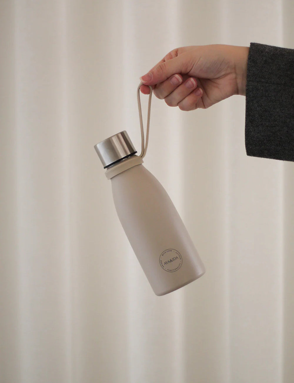 9744_DrinkingBottle_350ml_CreamBeige_SportsLid_BottleHandle_1000x_f753d5e5-54d9-4c37-be27-ebddeaf9ff14.webp