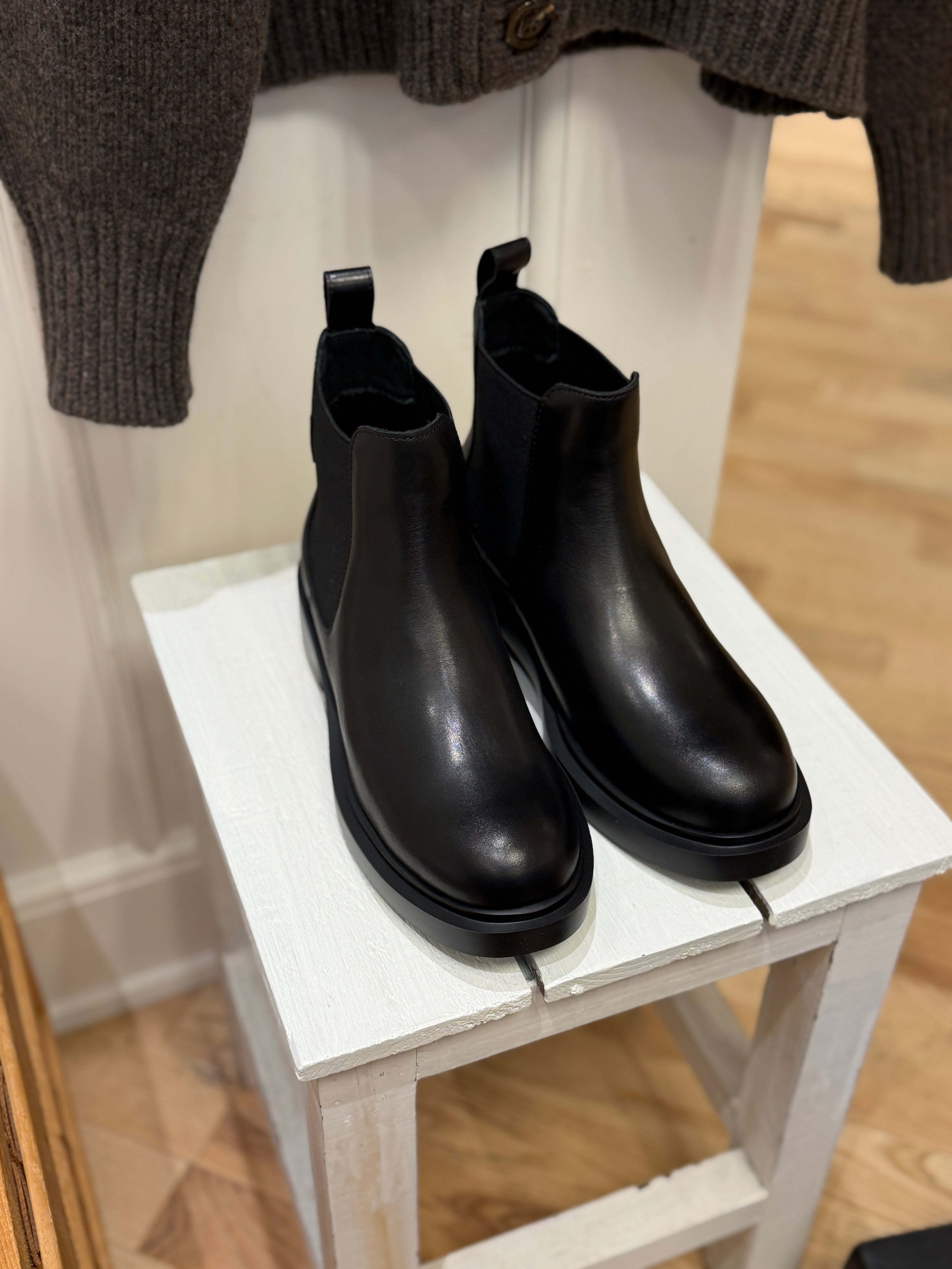 G.H Bass Albany pull on boot - Black