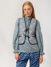 Daisy vendbar vest i liberty - Faria flowers/empress blue