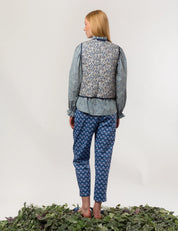 Daisy vendbar vest i liberty - Faria flowers/empress blue