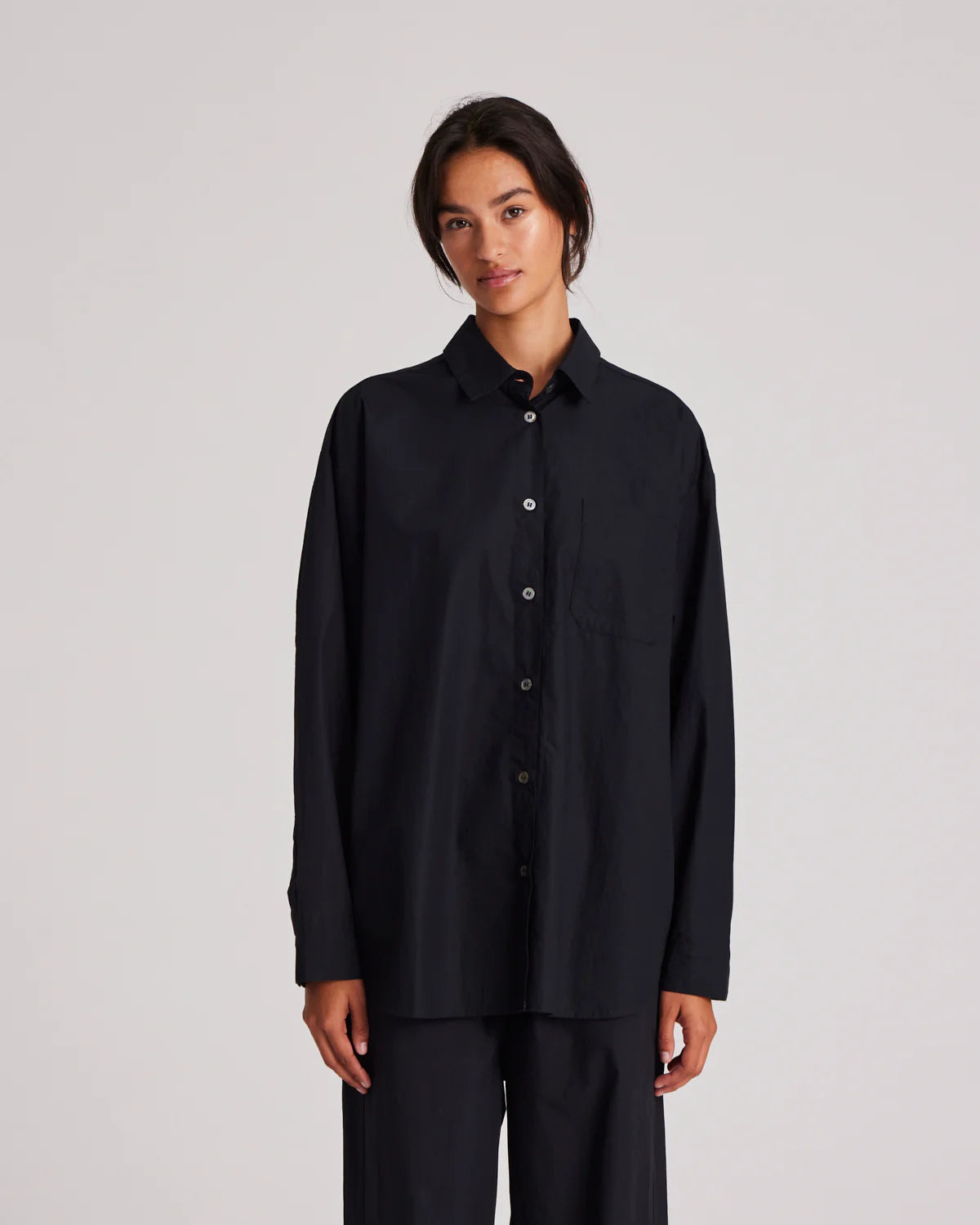 Astrid_Shirt_Poplin_Gots_243975-Shirt-GL11976-650_Black-1_1200x1500_3477ad7d-ba7e-40a0-9fb0-3f4b22aea013.webp