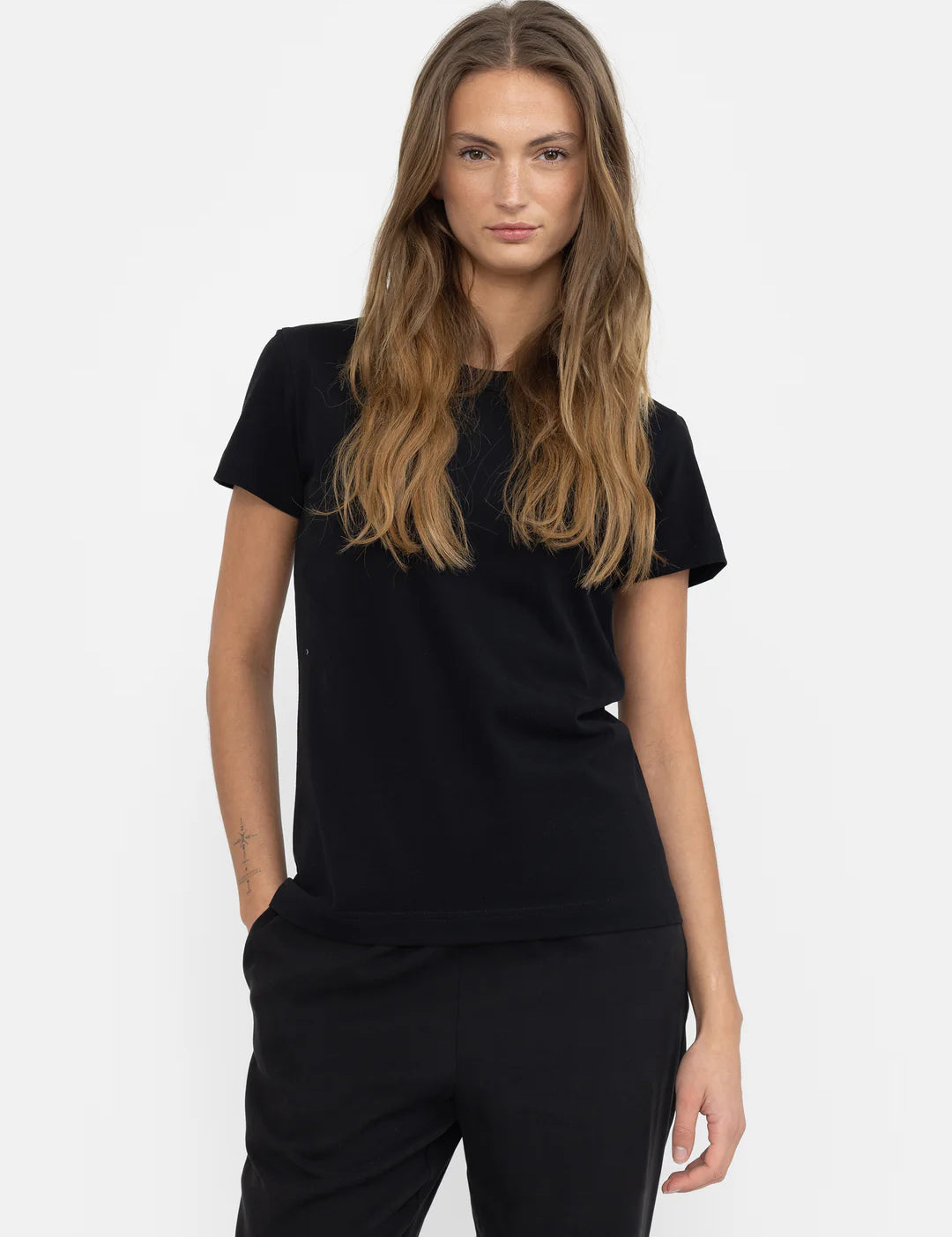 ESSigne_T-shirt_GOTS-T-shirt_and_Tops-ES1019-001_Black_1080x_6c8dfbf7-dd21-4759-a13b-30481106981f.webp