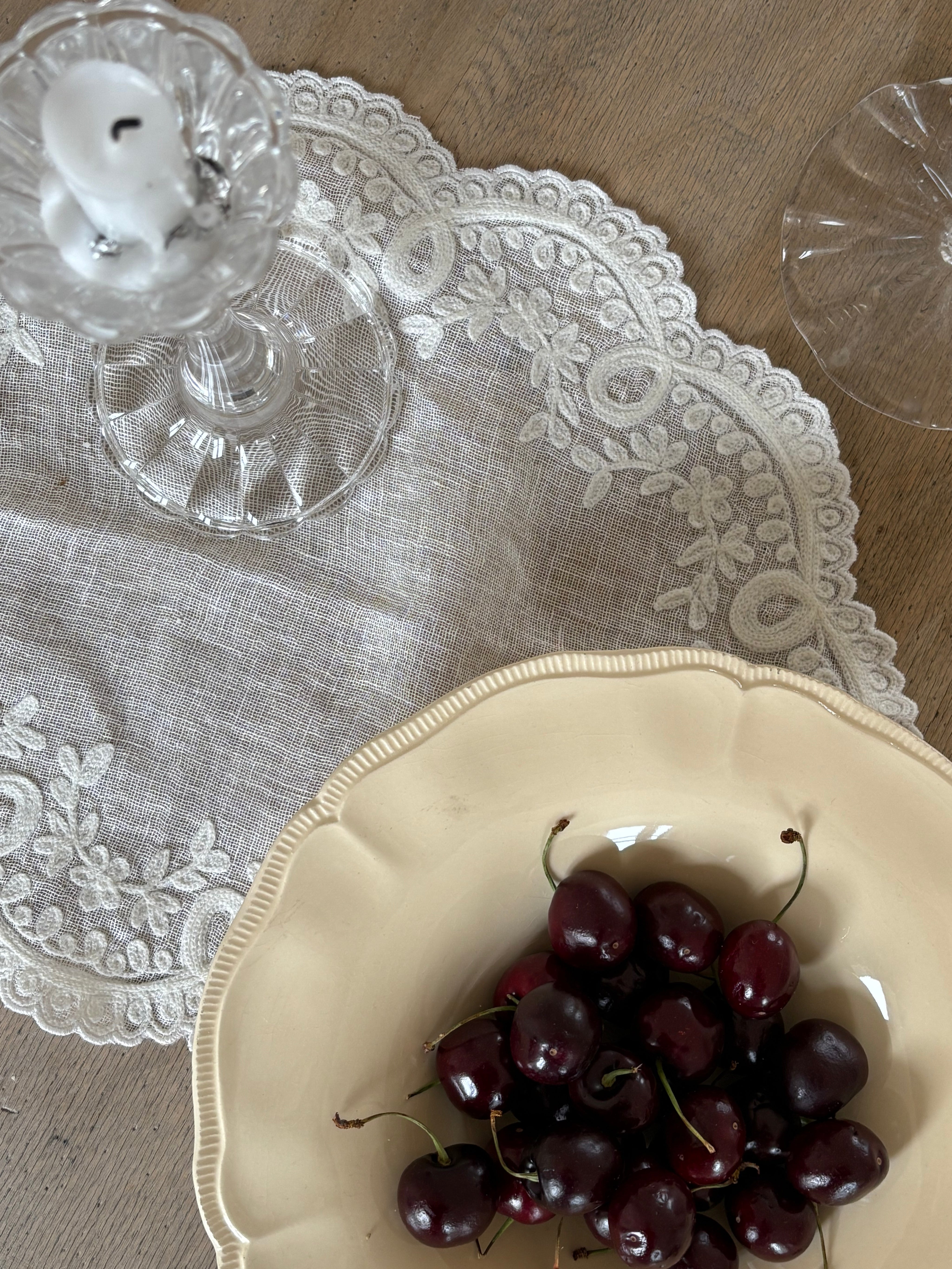 Heims broderet dækkeserviet