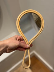 Håndspejl i rattan - dråbeformet