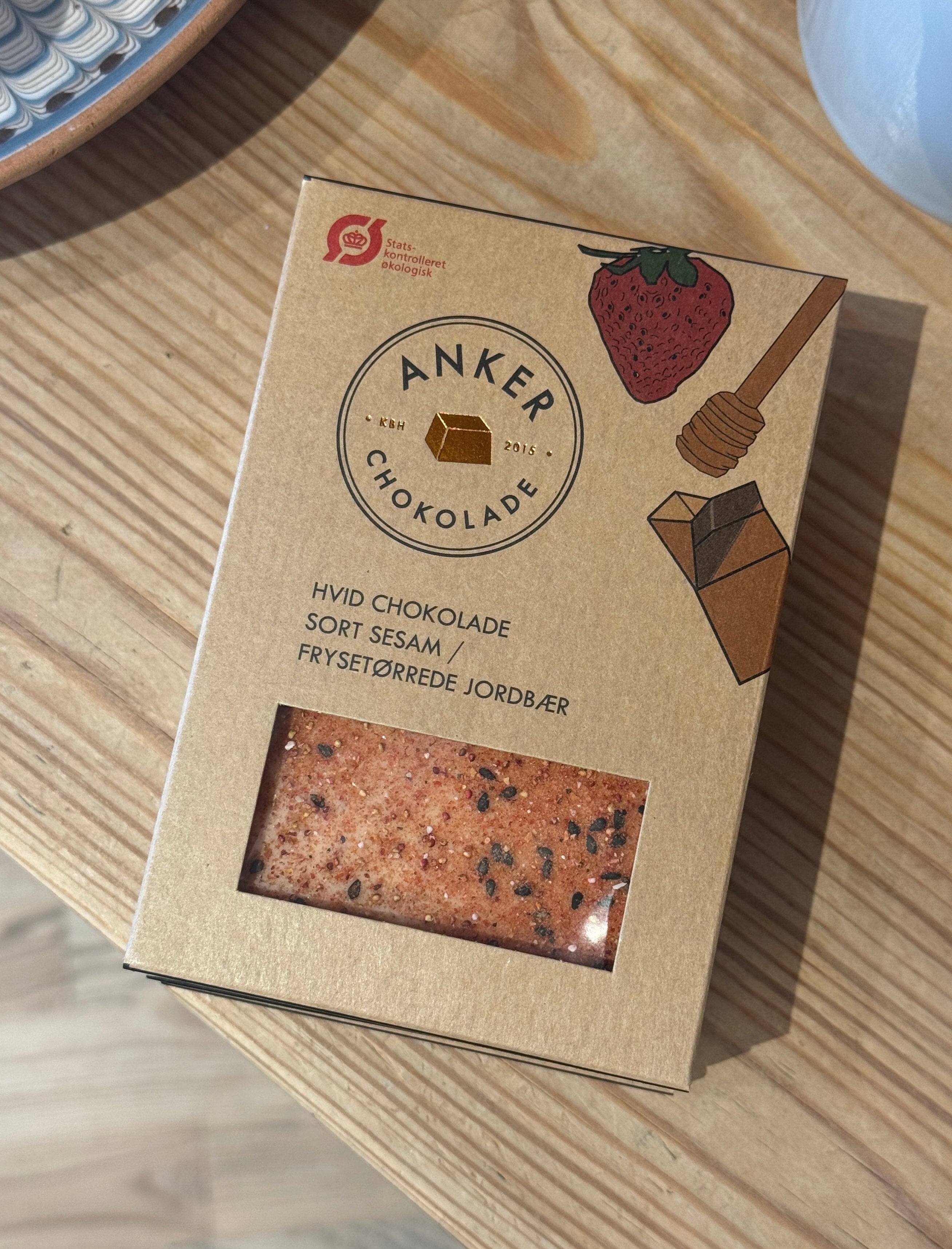 Pladechokolade - hvid chokolade, frysetørret jordbær og sort sesam