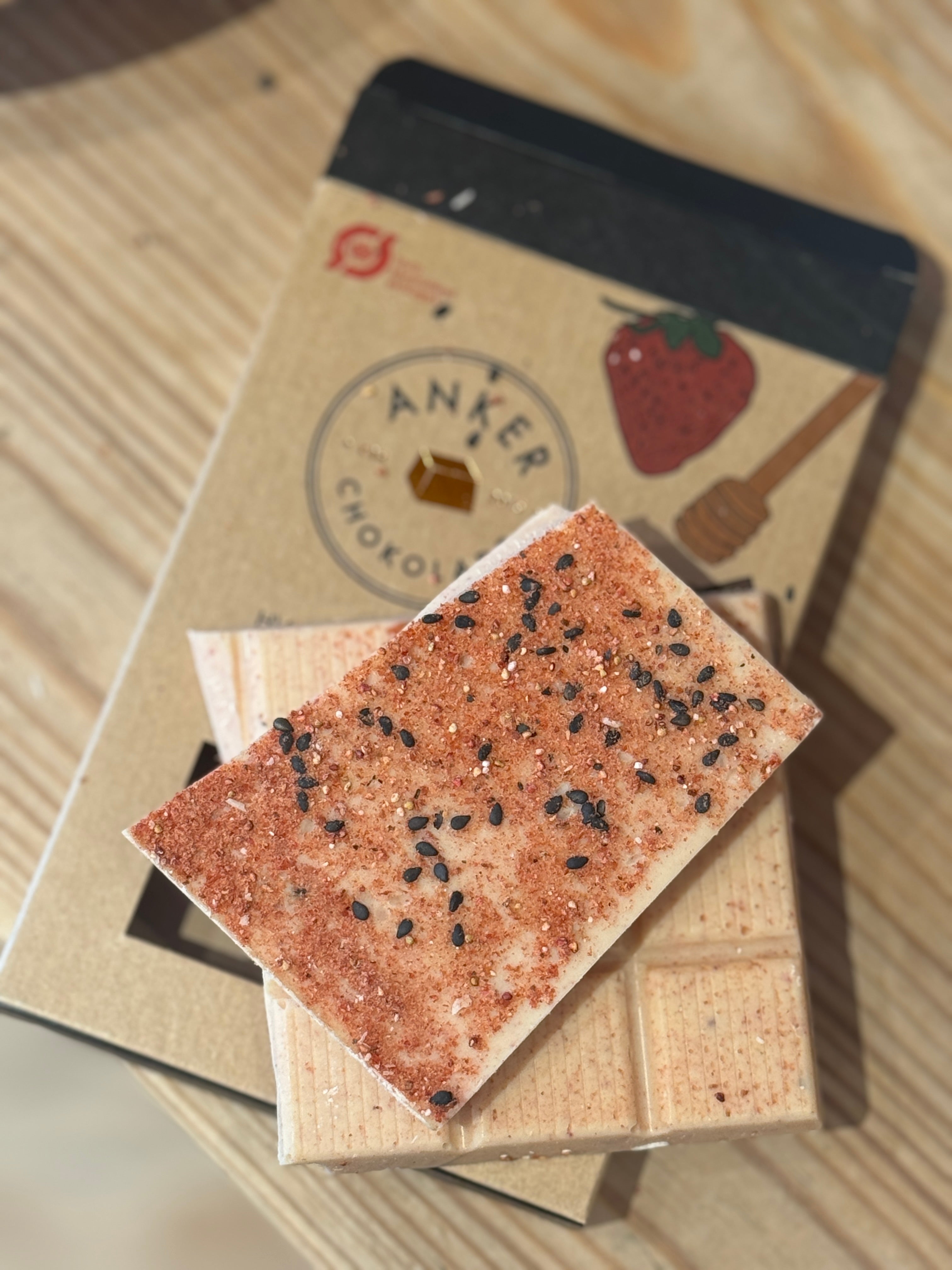 Pladechokolade - hvid chokolade, frysetørret jordbær og sort sesam