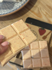 Pladechokolade - hvid chokolade, frysetørret jordbær og sort sesam