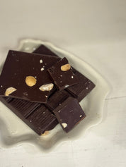 Pladechokolade - Mørk chokolade (66%), macadamianødder og flagesalt
