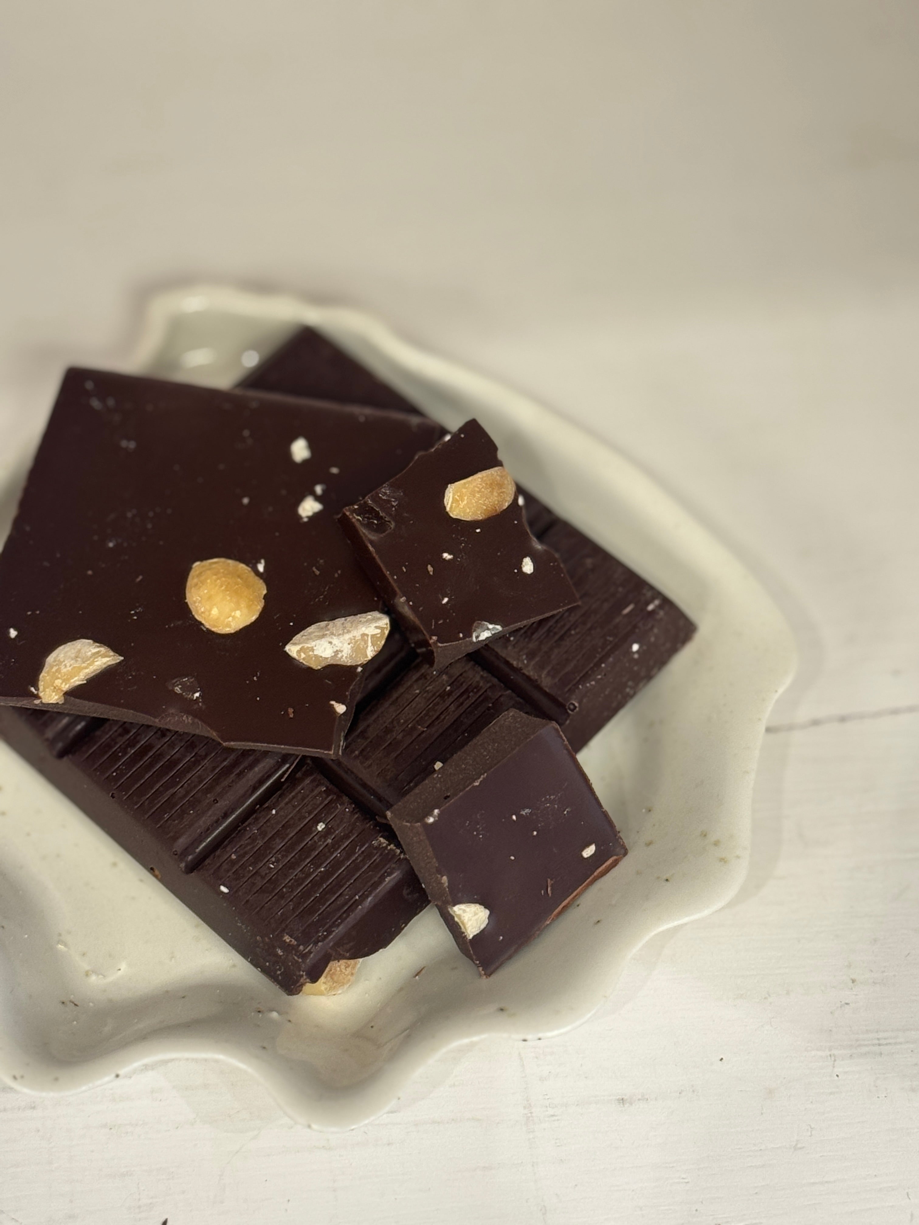 Pladechokolade - Mørk chokolade (66%), macadamianødder og flagesalt