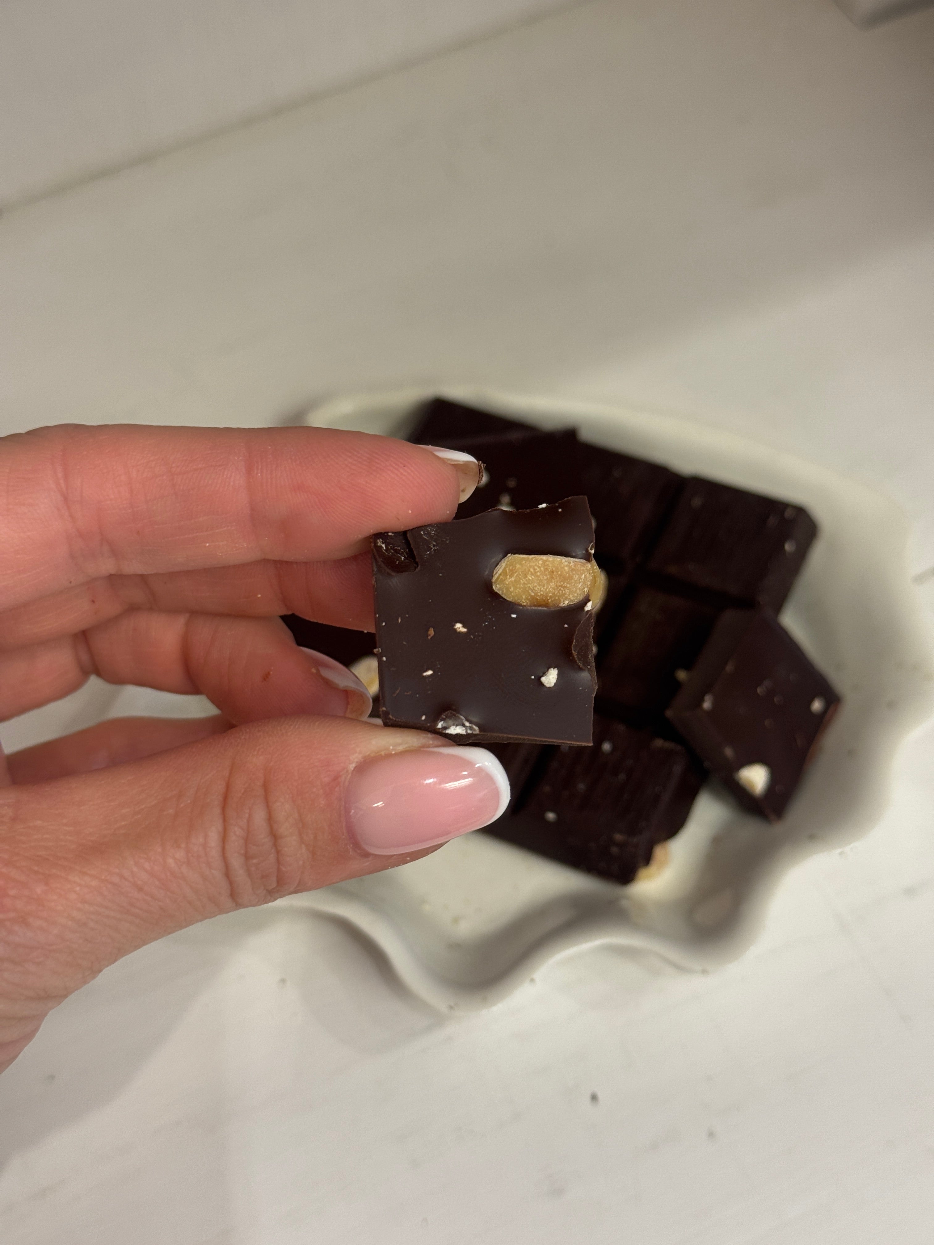 Pladechokolade - Mørk chokolade (66%), macadamianødder og flagesalt