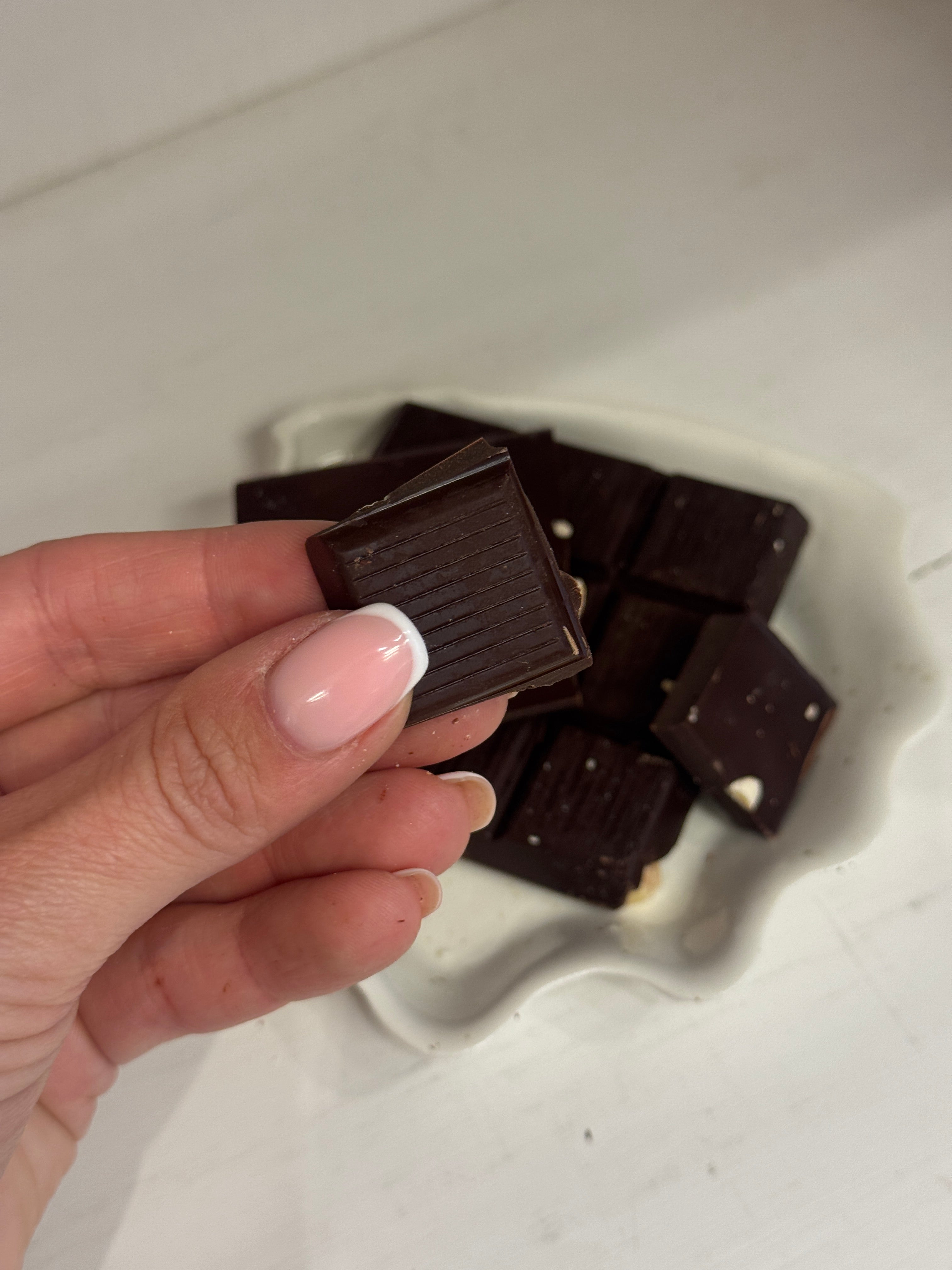 Pladechokolade - Mørk chokolade (66%), macadamianødder og flagesalt