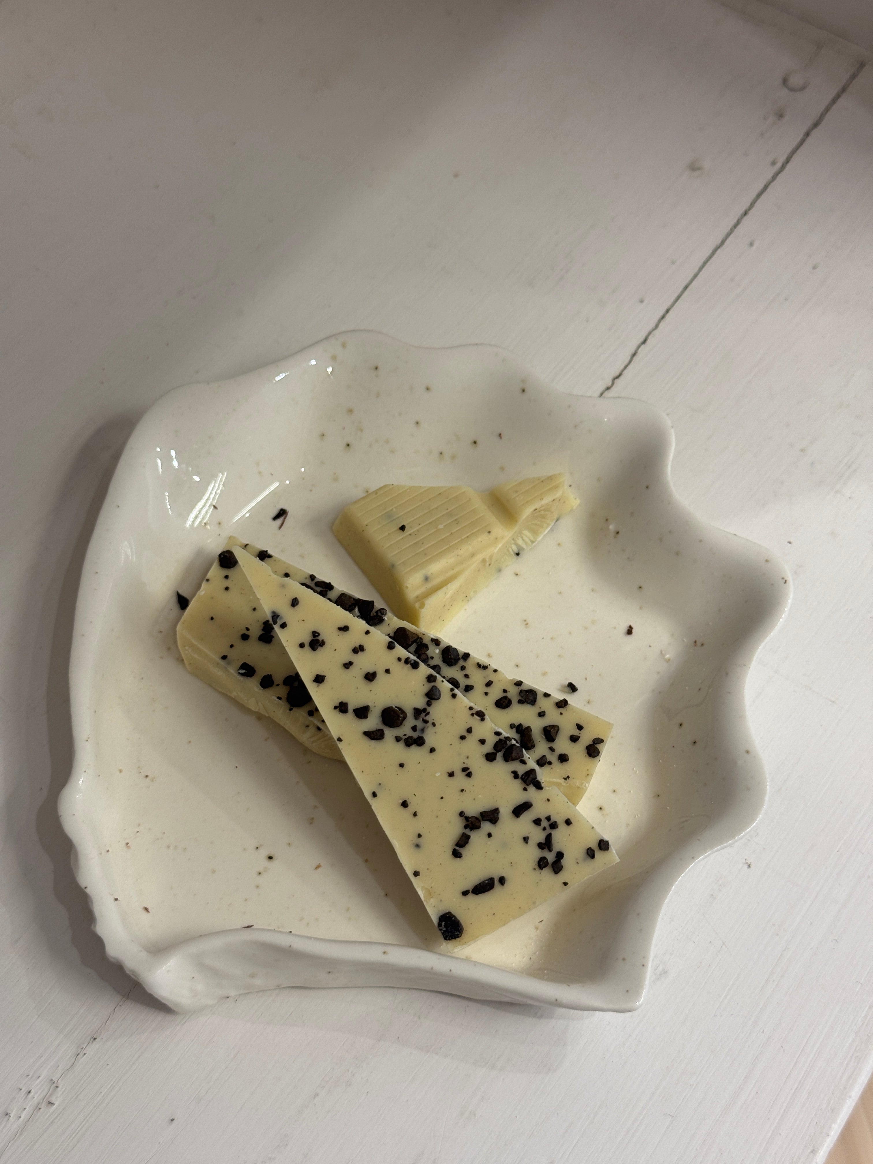 Pladechokolade - Hvid chokolade og italiensk lakrids granulat