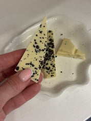 Pladechokolade - Hvid chokolade og italiensk lakrids granulat