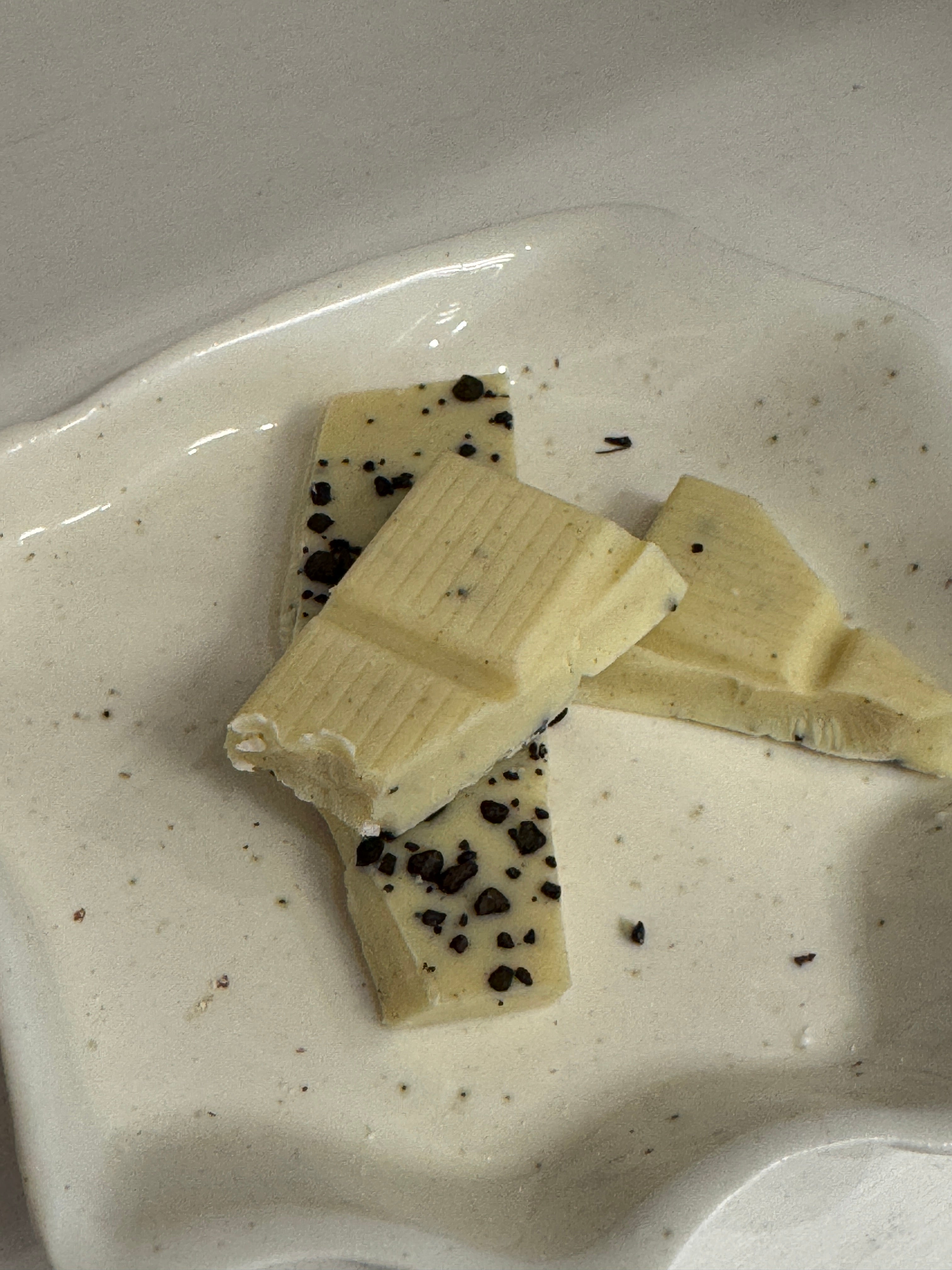 Pladechokolade - Hvid chokolade og italiensk lakrids granulat