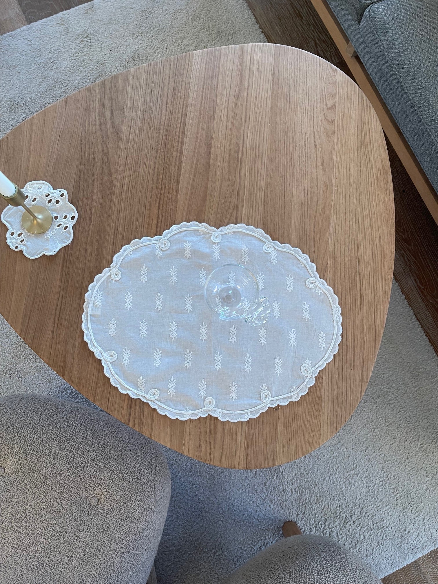 Oval Dækkeserviet - Broderi med blade