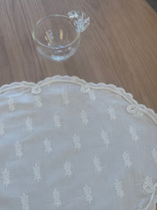 Oval Dækkeserviet - Broderi med blade