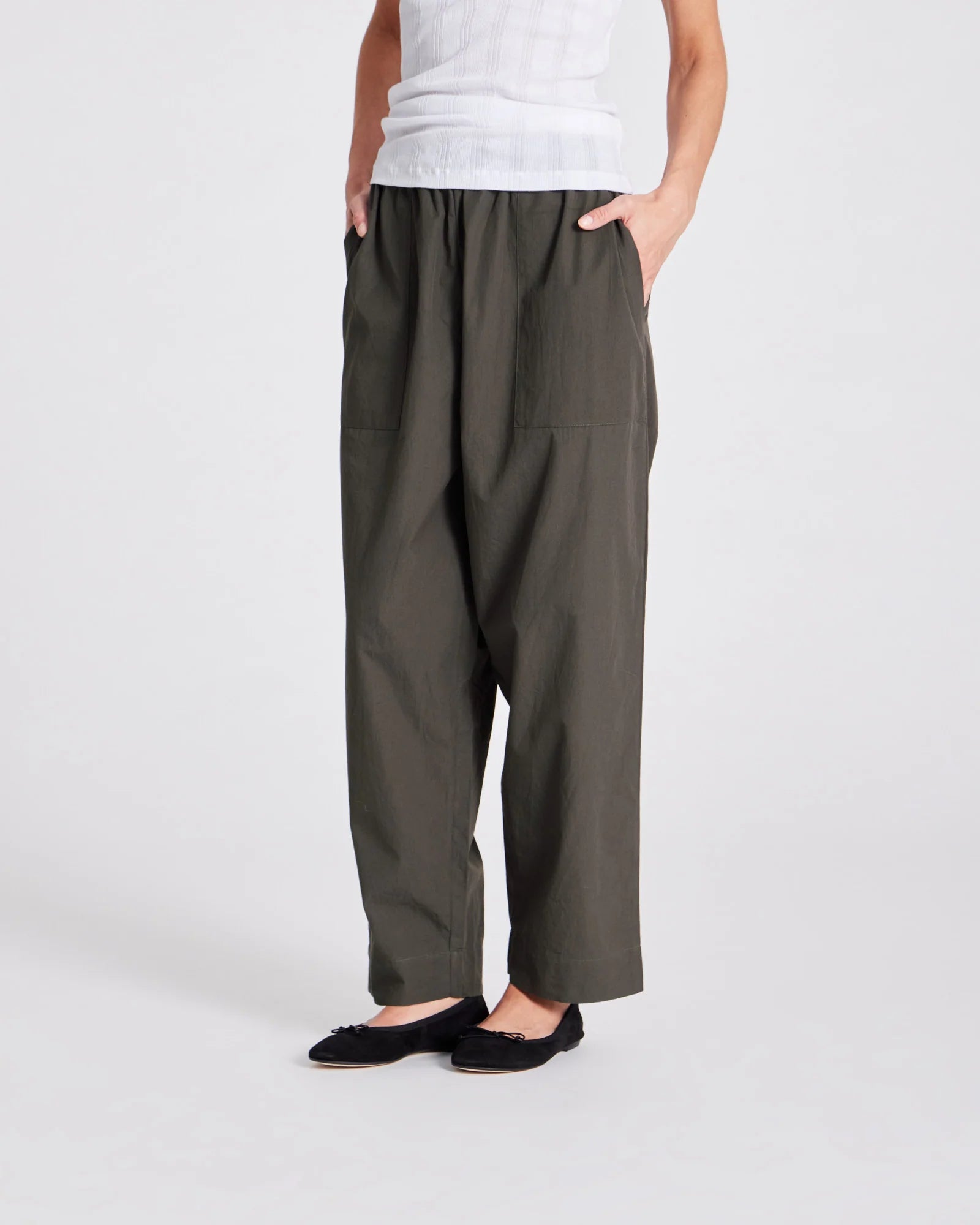 Jasmin_Poplin_Pants_GOTS-Pants_Shorts-GL19211-191_Beluga-1.webp