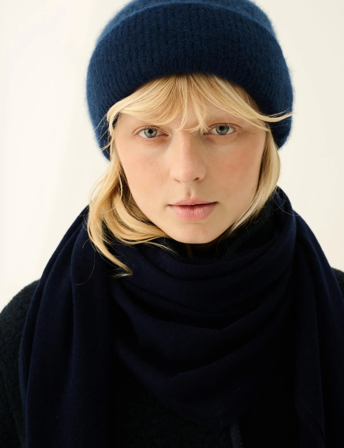 KITTI_CASHMERE_SILK-Beanies-25-4_478_0299-ECLIPSE_NAVY_975fc61e-1d99-4c16-819e-7cfbab008bf6.webp