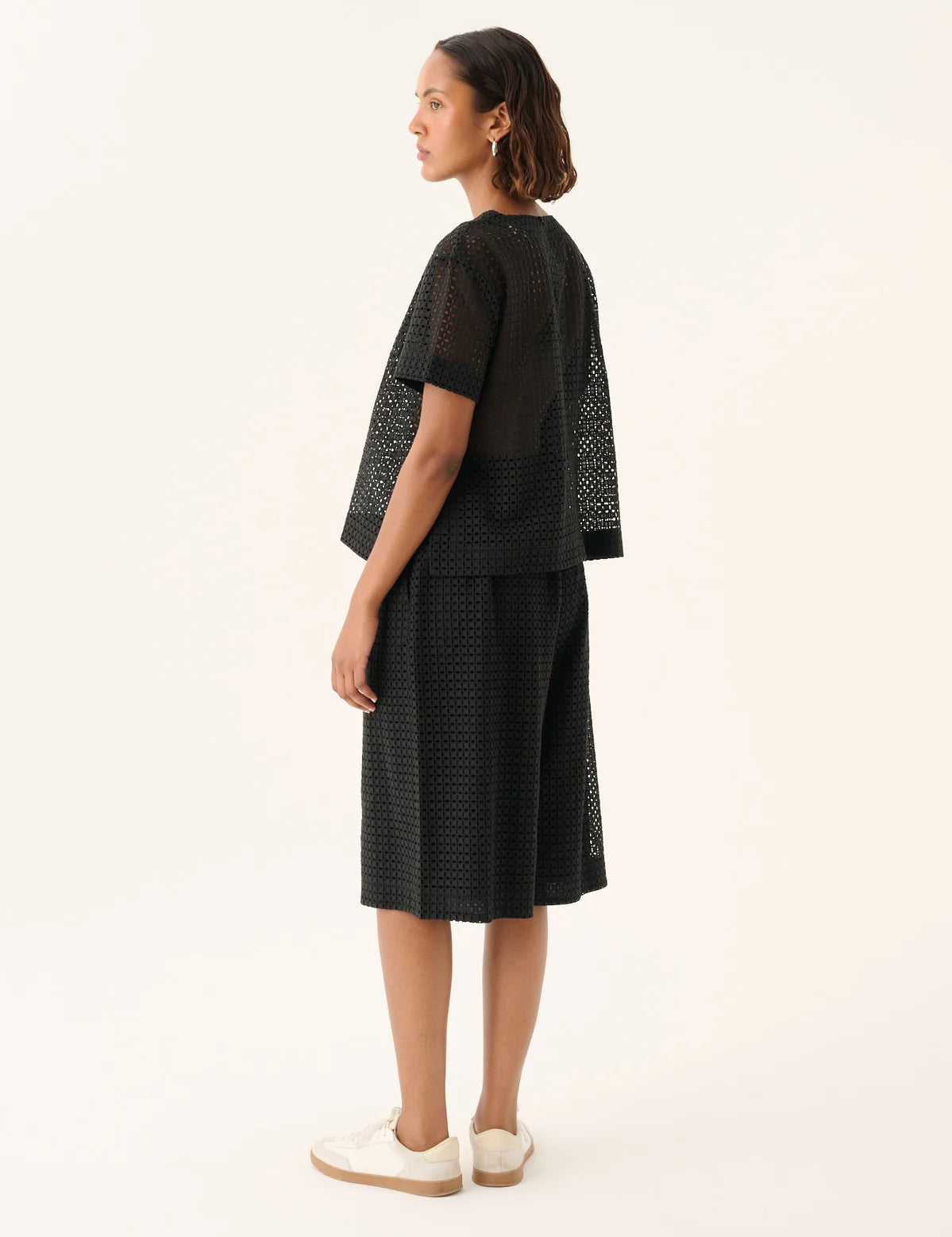 PERLEY_BRODERIE_ANGLAISE-Shorts-25-3_426_0280-BLACK-1_1199x1800_b6291d62-8d97-474b-9644-47f4167178e3.webp