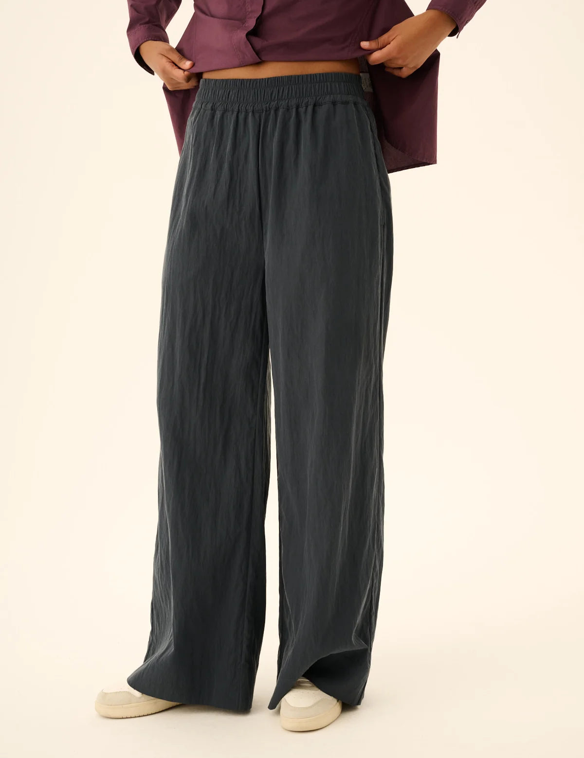 PRISILA_CRINKLED_TENCEL-Pants-26-3-002-0423-DARK_NAVY_bca9ee95-255c-4910-bba6-fd46a60f2d2d.webp