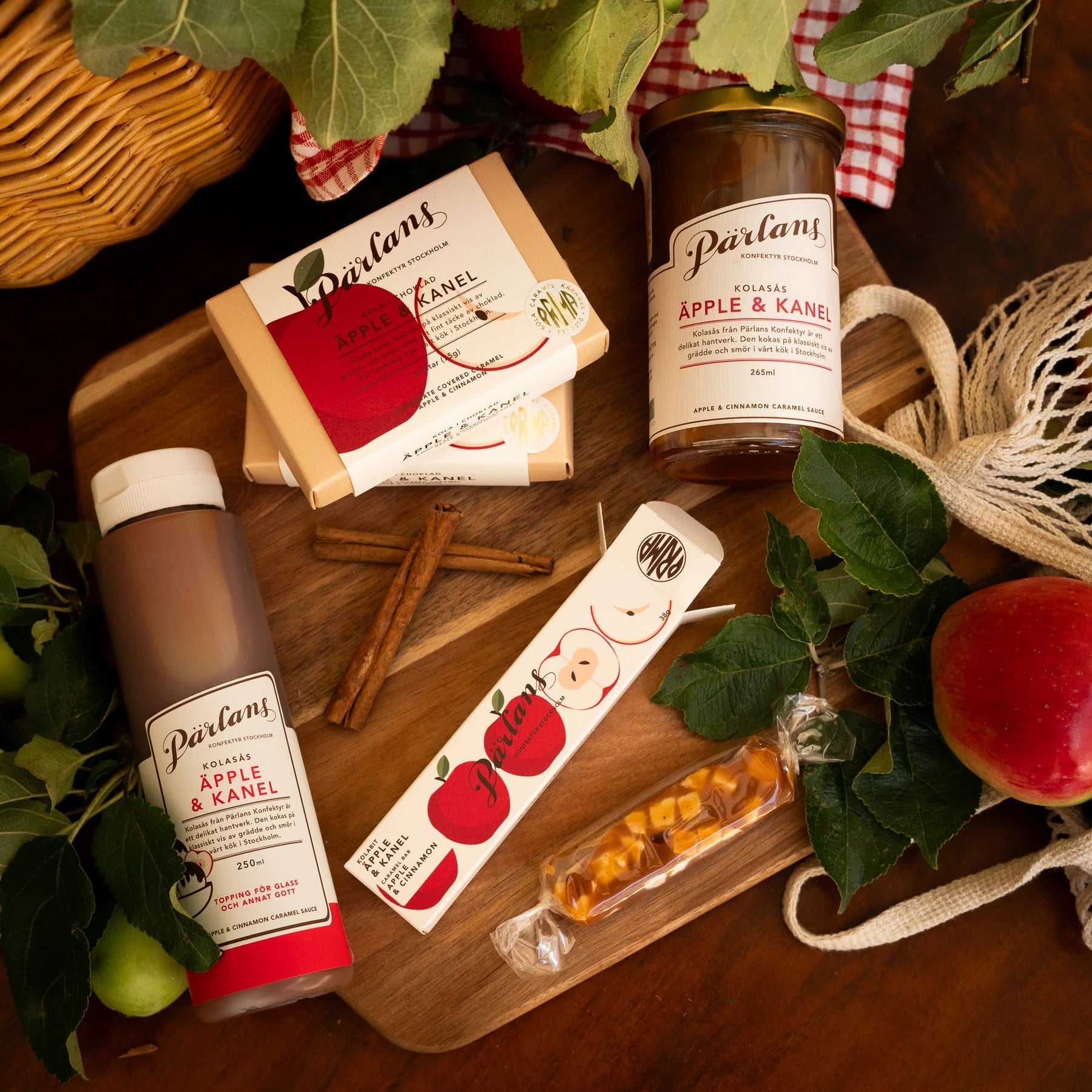 Æske med 6 chokoladeovertrukne karameller - Æble & kanel