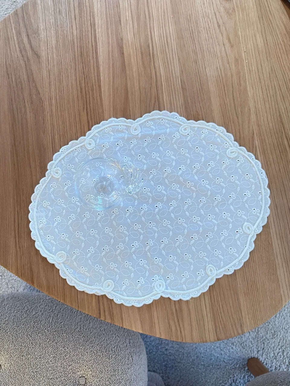 Oval dækkeserviet - Broderi anglaise