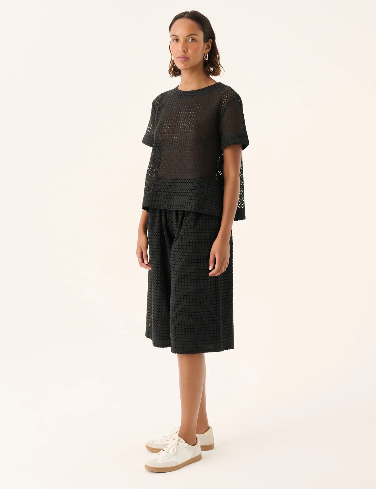 SELIN_BRODERIE_ANGLAISE-Shirts-25-3_434_0280-BLACK-1_1199x1800_c2e5c4e5-9ce0-4c7f-957c-1855b018174b.webp