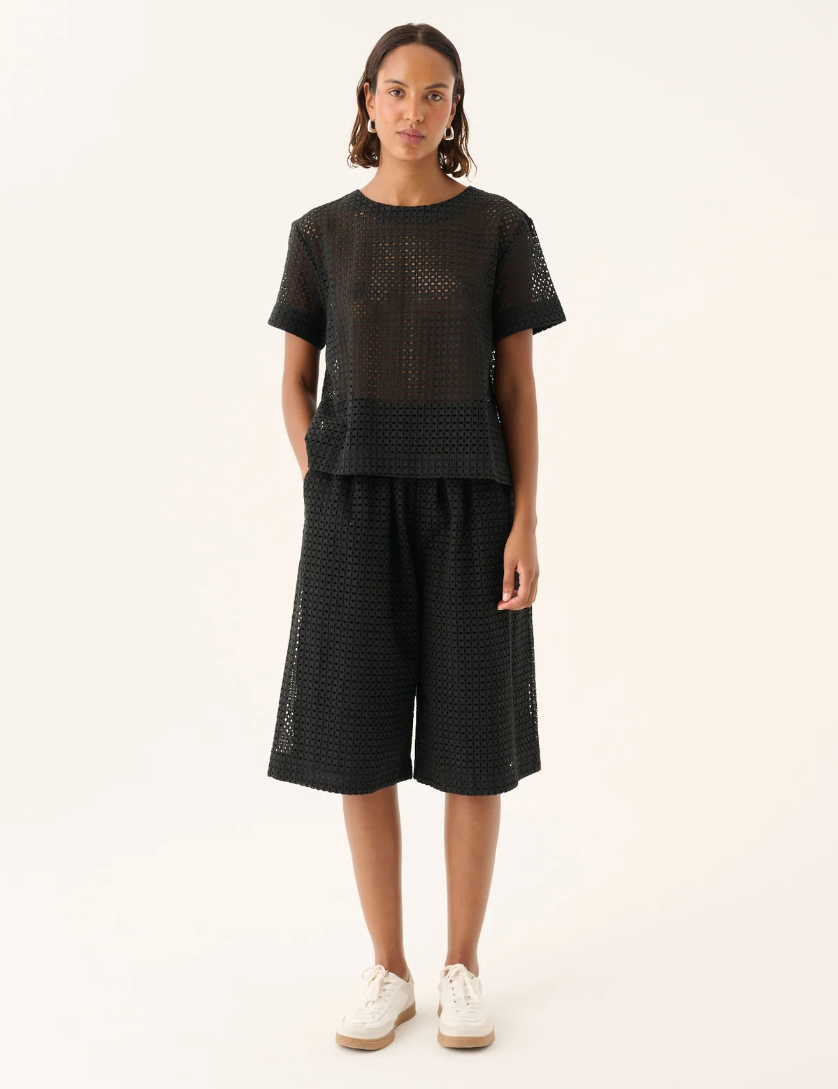 SELIN_BRODERIE_ANGLAISE-Shirts-25-3_434_0280-BLACK_1199x1800_d1d9ce30-5380-46a2-a6e0-9d7700a0aebf.webp