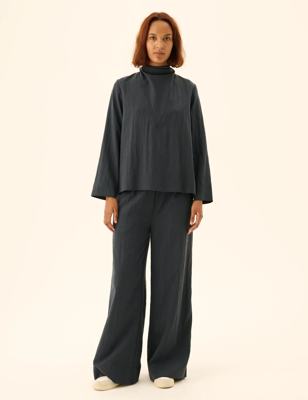 SEMIRA_CRINKLED_TENCEL-Blouses-26-3-003-0423-DARK_NAVY-1_4c87abc5-691b-4a27-9a1f-3a888b96aaf4.webp