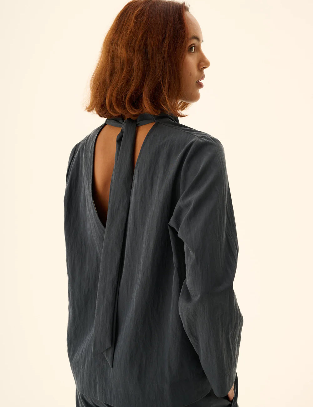 SEMIRA_CRINKLED_TENCEL-Blouses-26-3-003-0423-DARK_NAVY-2_4c8c543d-88d5-4f1a-8d4b-6c9c38a76c7b.webp