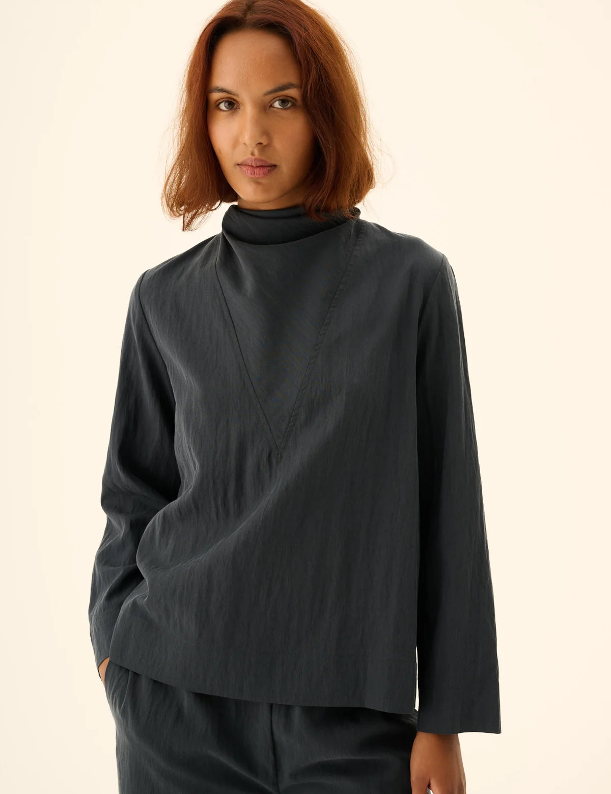 SEMIRA_CRINKLED_TENCEL-Blouses-26-3-003-0423-DARK_NAVY_c0eb7438-1e57-4803-b390-f302e79c1edc.webp