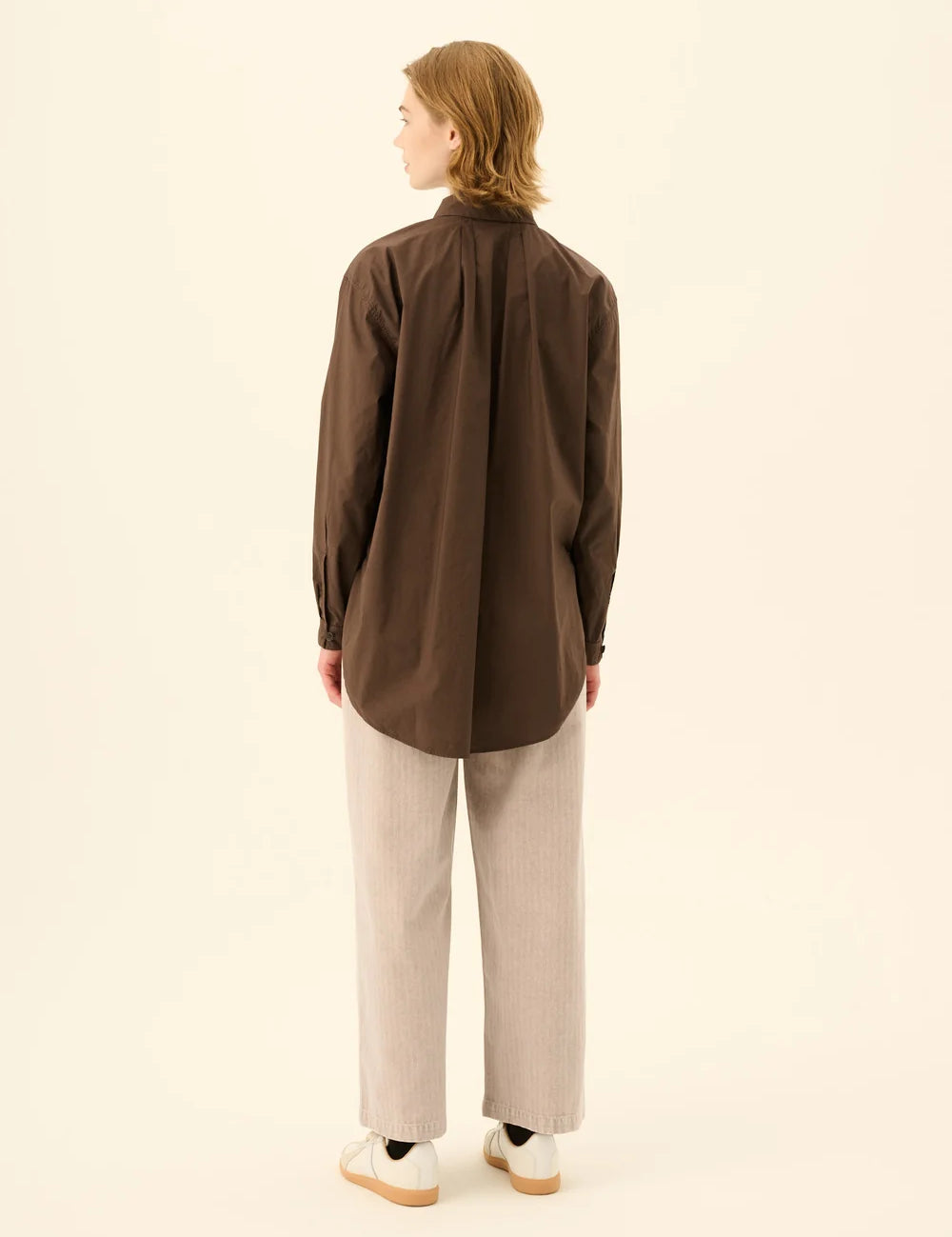 SHELBY_GMTD_POPLIN-Shirts-26-4-035-0329-FUDGE-3.webp