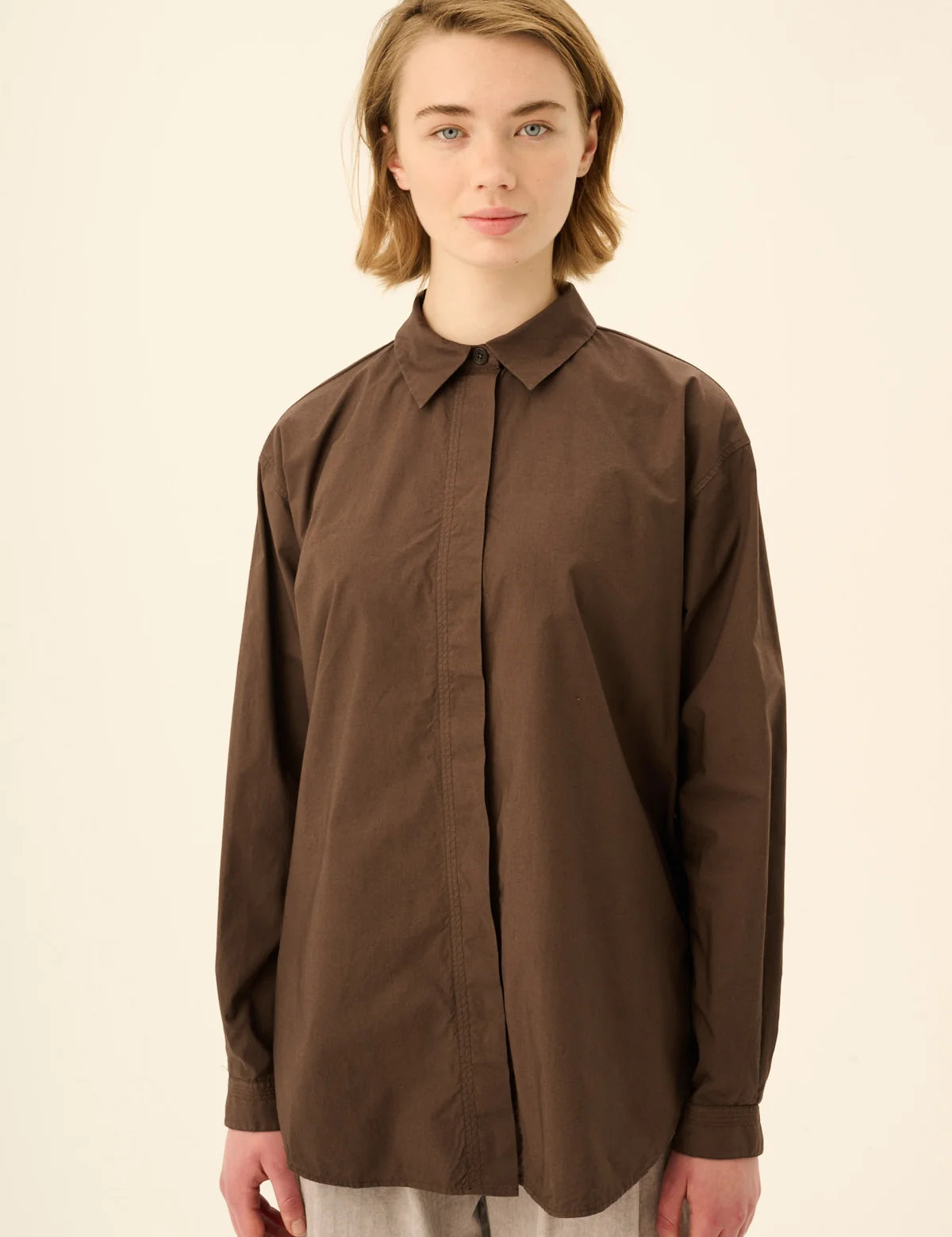 SHELBY_GMTD_POPLIN-Shirts-26-4-035-0329-FUDGE.webp