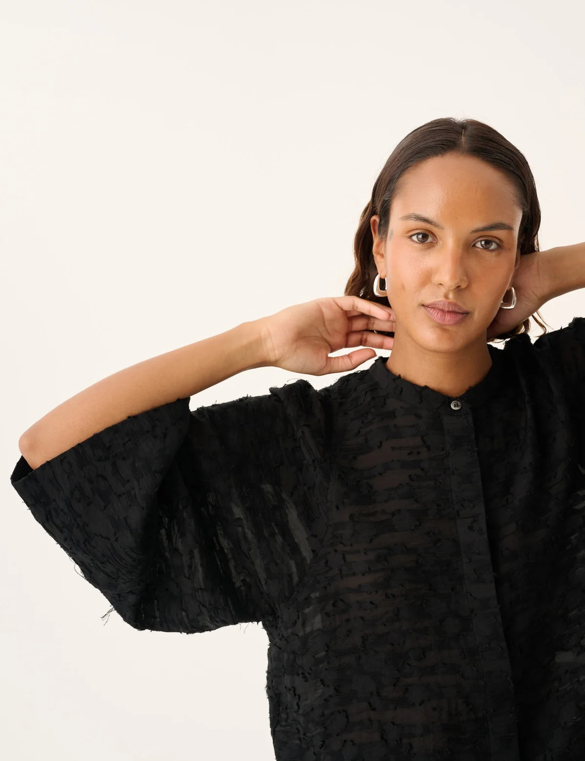 SIV_TEXTURED_TENCEL-Shirts-25-3_437_0295-BLACK-2_1199x1800_42da346e-85d9-4b56-9778-23e836481fec.webp