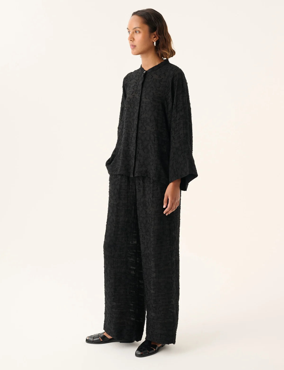 SIV_TEXTURED_TENCEL-Shirts-25-3_437_0295-BLACK_1199x1800_198d1bf3-20ae-4a5d-b903-d8ec3fe820a7.webp
