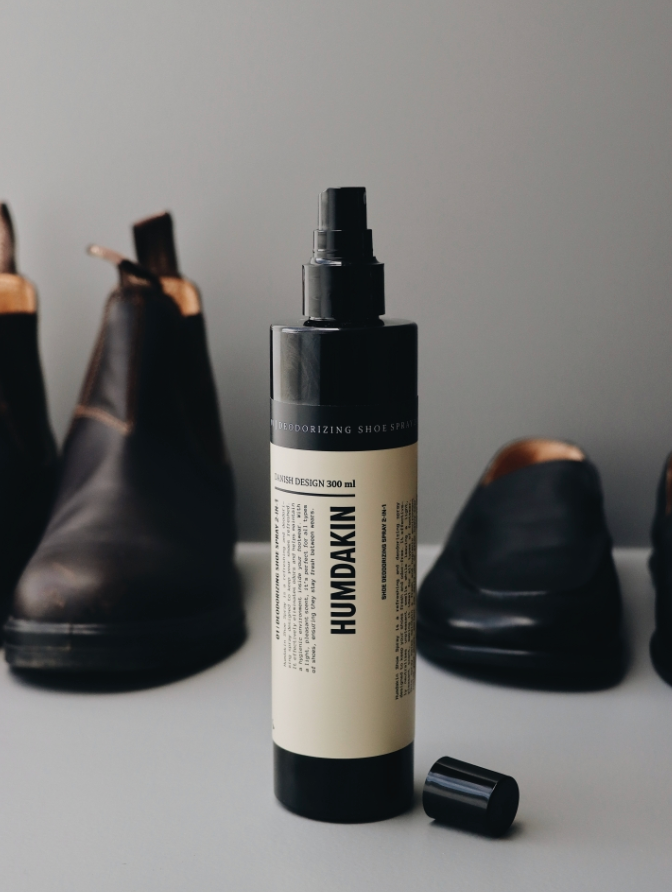 Deodorizing shoe spray 2-in-1