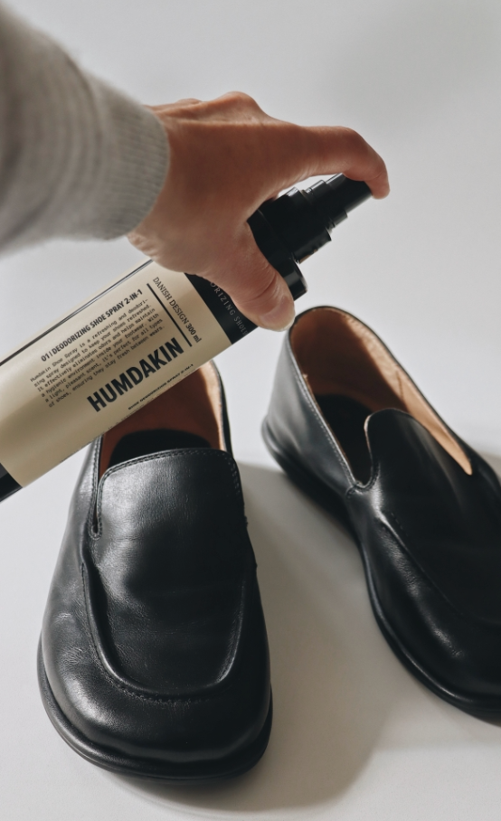 Deodorizing shoe spray 2-in-1