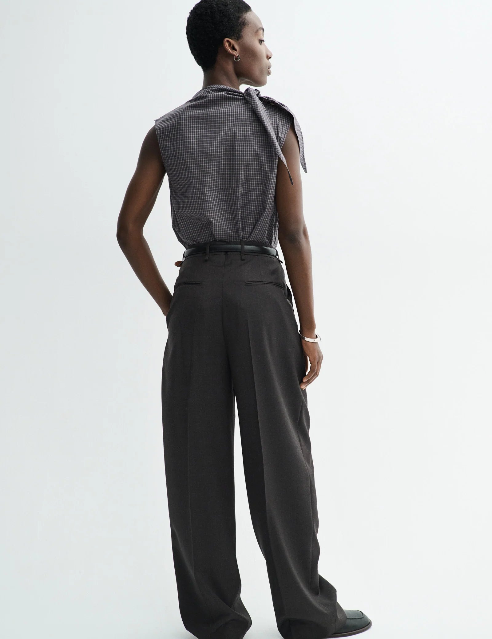 TASH_CHECK_POPLIN-Shirts-26-3-070-3034-CHARCOAL_CHECK-1.webp