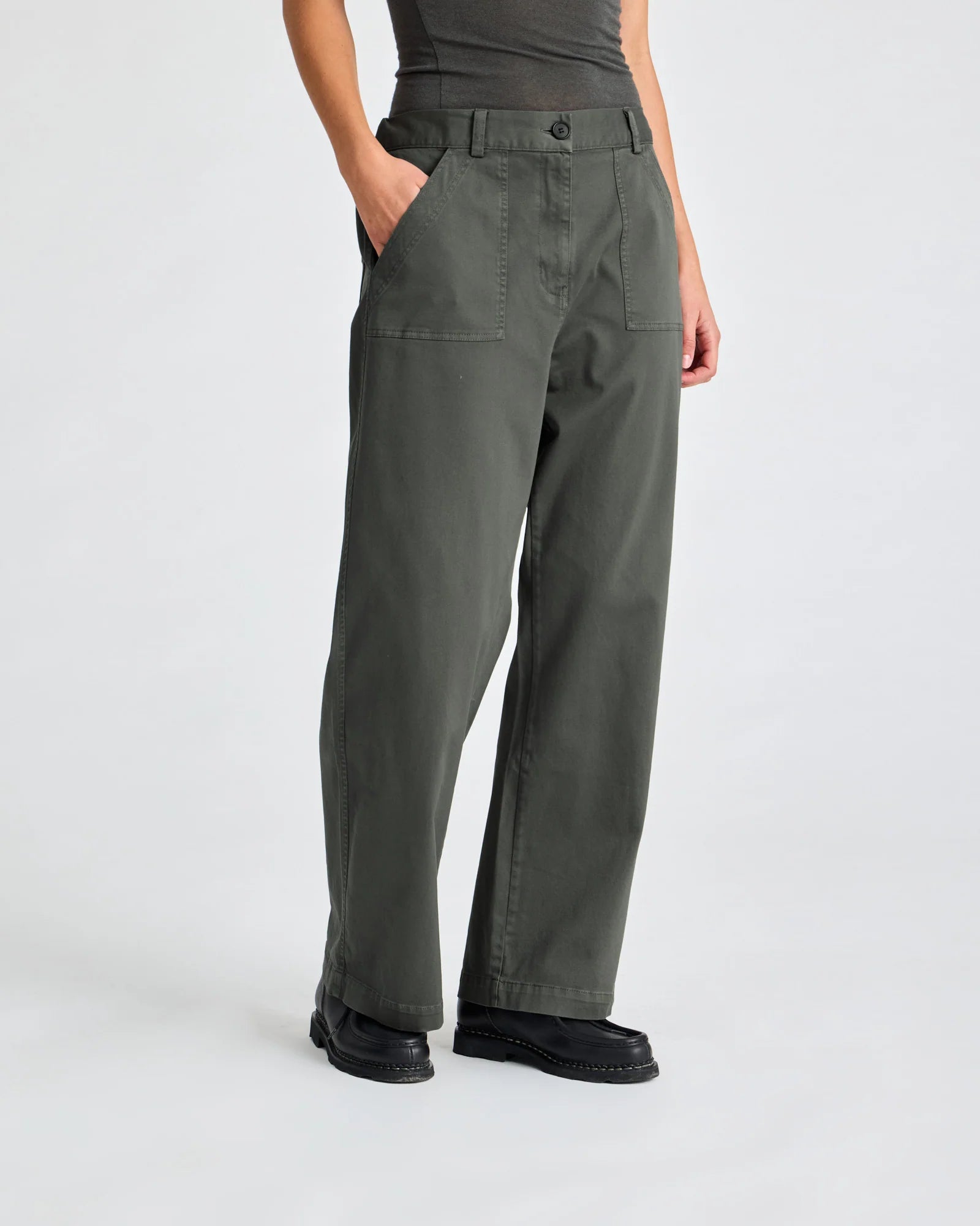 Tinne_Cotton_Twill_Pant-Pants_Shorts-GL12066-191_Beluga-1.webp