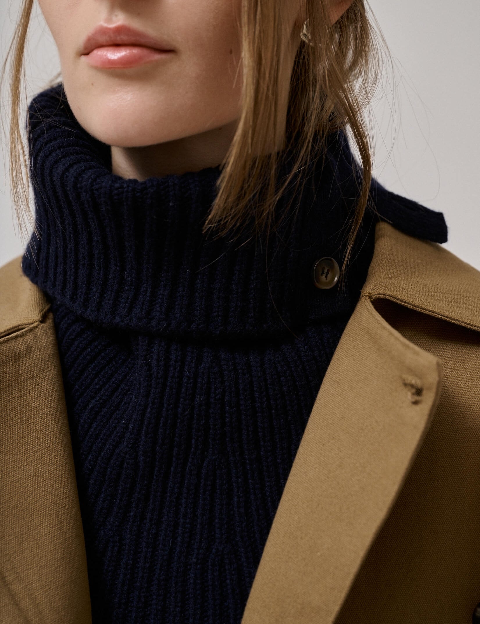 VALLEY-NECK-WARMER-AM11091-DARK-NAVY-DETAIL.jpg